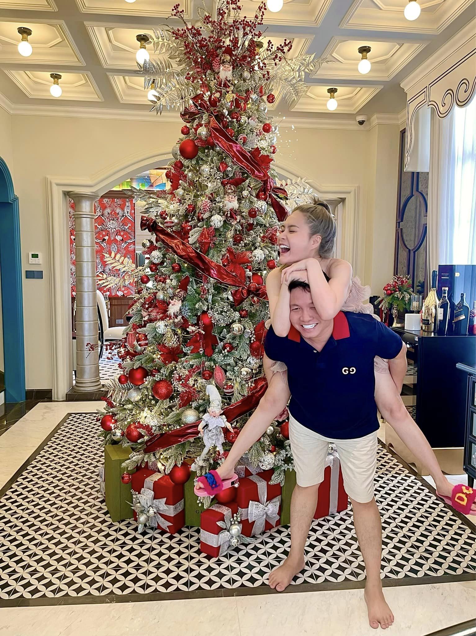 Đoàn Di Băng trang trí cây thông cỡ khủng, vợ chồng cô tích cực 'check in sống ảo' tại khu vực này