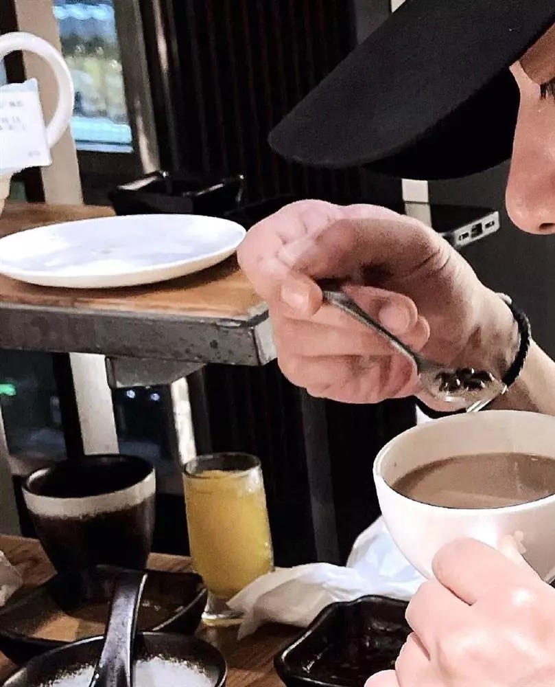 Mới đây, Lưu Khải Uy và Lý Hiểu Phong tiếp tục có động thái tình cảm trên mạng xã hội khiến fan quắn quéo. Cặp sao để dòng trạng thái đôi trên trang cá nhân, phía Lưu Khải Uy viết 'nổi gió rồi', trong khi đó Lý Hiểu Phong bày tỏ 'mau mặc thêm quần áo'. Khi Lưu Khải Uy đăng ảnh ngồi uống trà sữa, Lý Hiểu Phong để lại bình luận: 'Có chút tao nhã'.