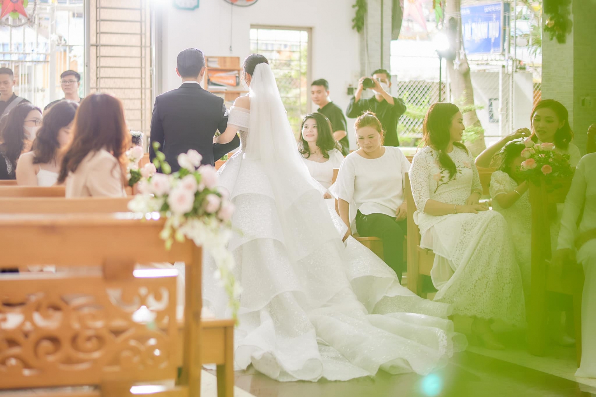 Chùm ảnh lễ cưới tại nhà thờ của Khánh Thi - Phan Hiển: Cô dâu đẹp không tì vết, hé lộ khoảnh khắc đầy xúc động - Ảnh 6