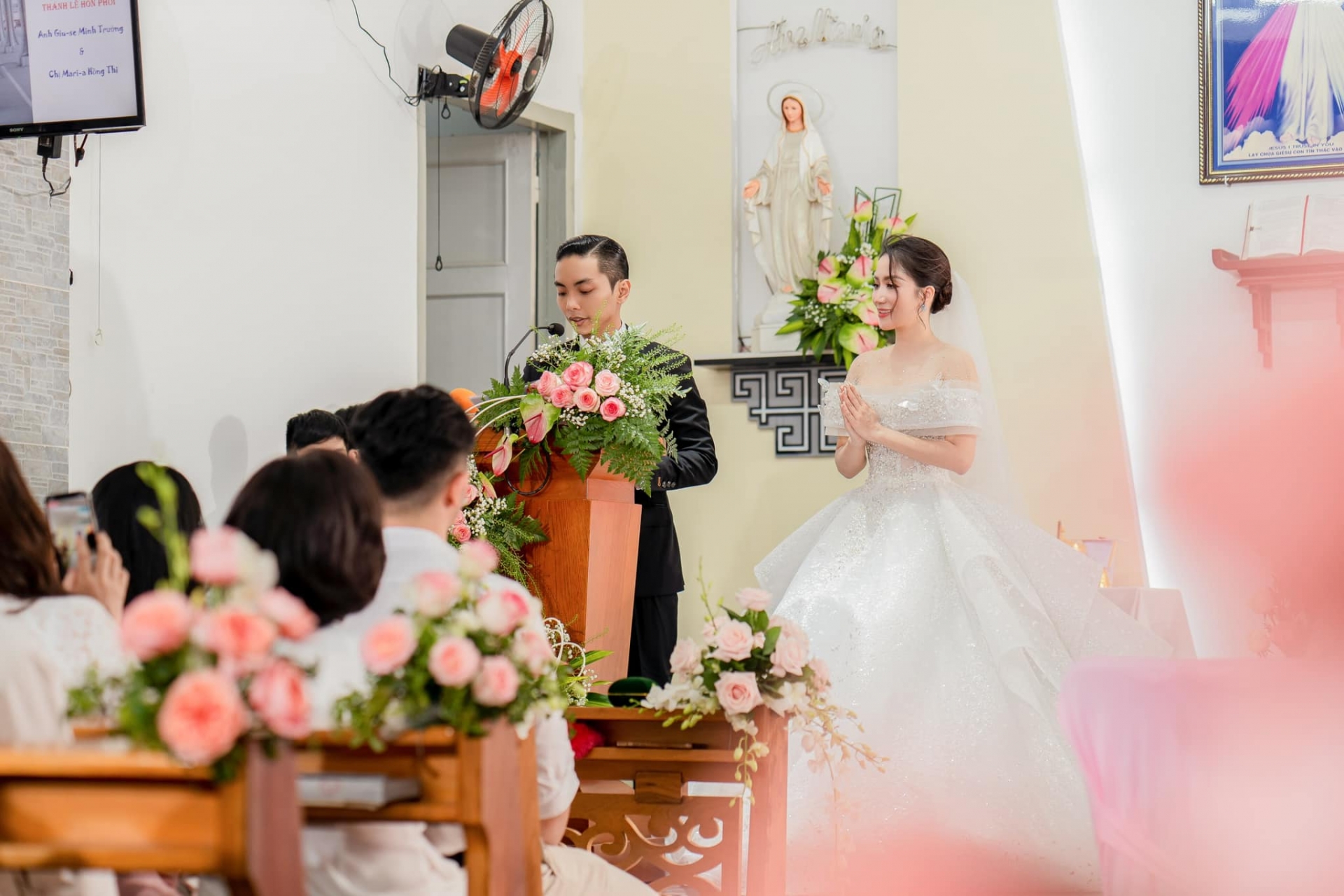 Chùm ảnh lễ cưới tại nhà thờ của Khánh Thi - Phan Hiển: Cô dâu đẹp không tì vết, hé lộ khoảnh khắc đầy xúc động - Ảnh 14