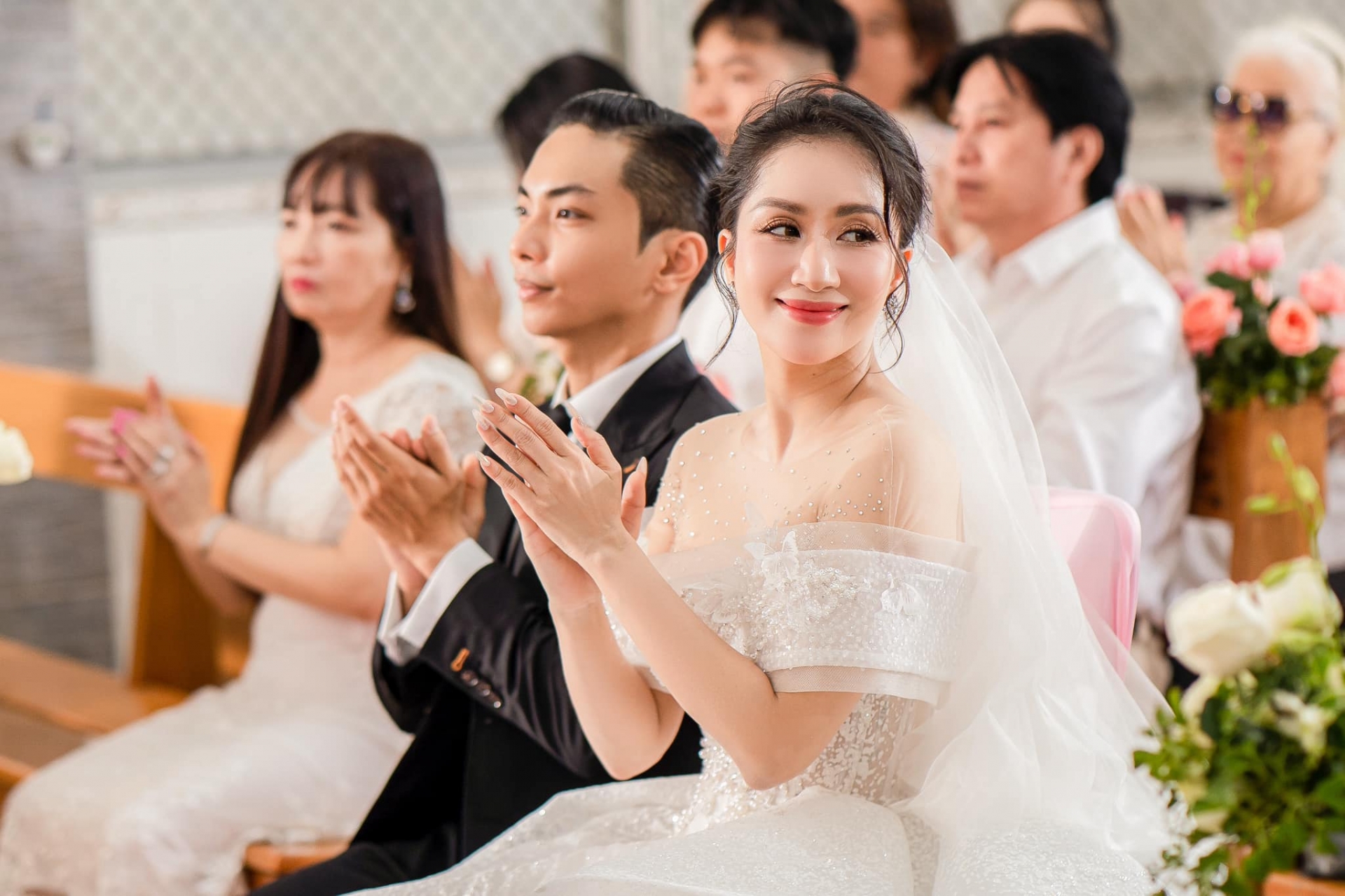 Chùm ảnh lễ cưới tại nhà thờ của Khánh Thi - Phan Hiển: Cô dâu đẹp không tì vết, hé lộ khoảnh khắc đầy xúc động - Ảnh 8