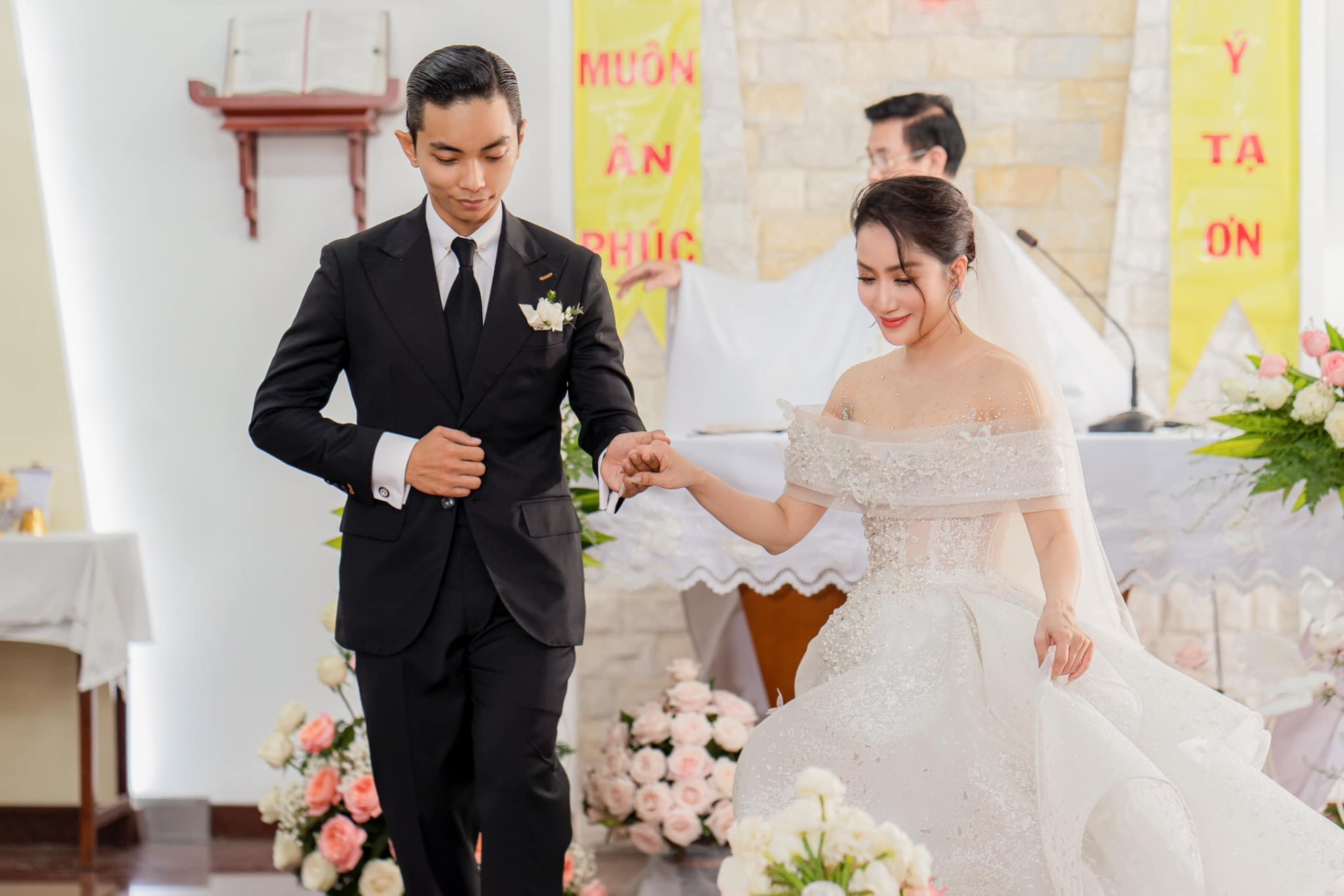 Chùm ảnh lễ cưới tại nhà thờ của Khánh Thi - Phan Hiển: Cô dâu đẹp không tì vết, hé lộ khoảnh khắc đầy xúc động - Ảnh 9