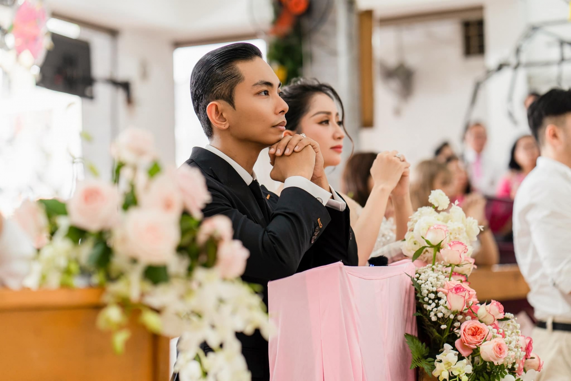 Chùm ảnh lễ cưới tại nhà thờ của Khánh Thi - Phan Hiển: Cô dâu đẹp không tì vết, hé lộ khoảnh khắc đầy xúc động - Ảnh 10