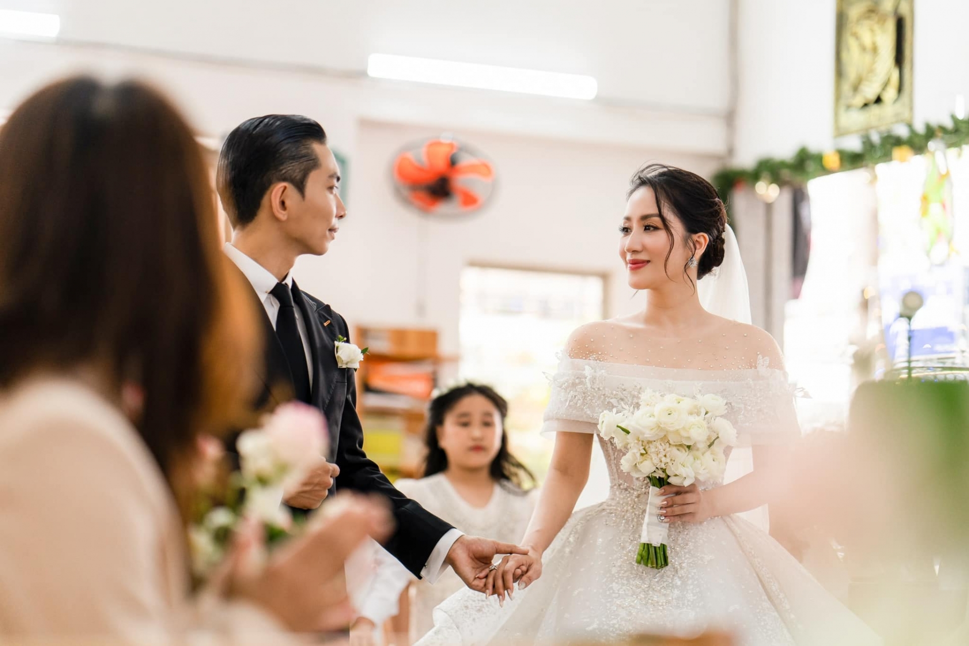 Chùm ảnh lễ cưới tại nhà thờ của Khánh Thi - Phan Hiển: Cô dâu đẹp không tì vết, hé lộ khoảnh khắc đầy xúc động - Ảnh 12