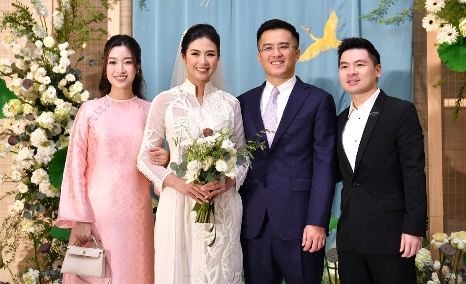 Đỗ Mỹ Linh - Đỗ Vinh Quang dính nhau như sam