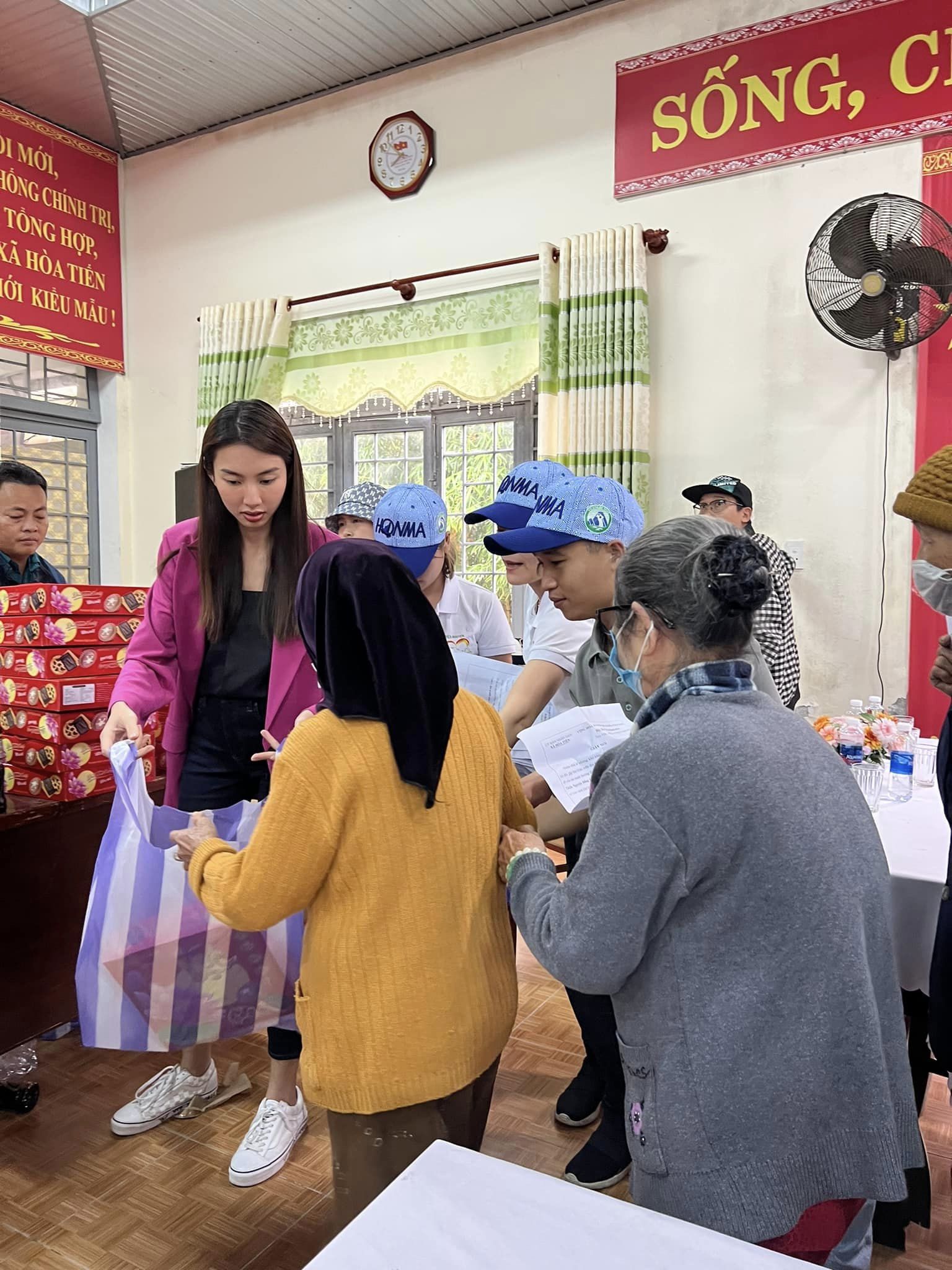 Thùy Tiên chăm làm từ thiện sau khi kết thúc nhiệm kỳ 