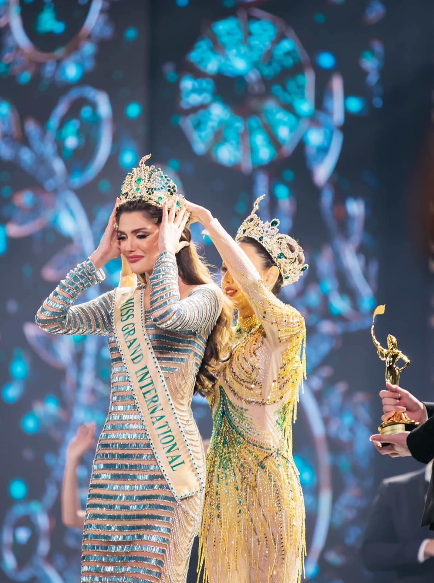 Thùy Tiên trao vương miện cho người kế nhiệm, kết thúc nhiệm kỳ Miss Grand International 2021