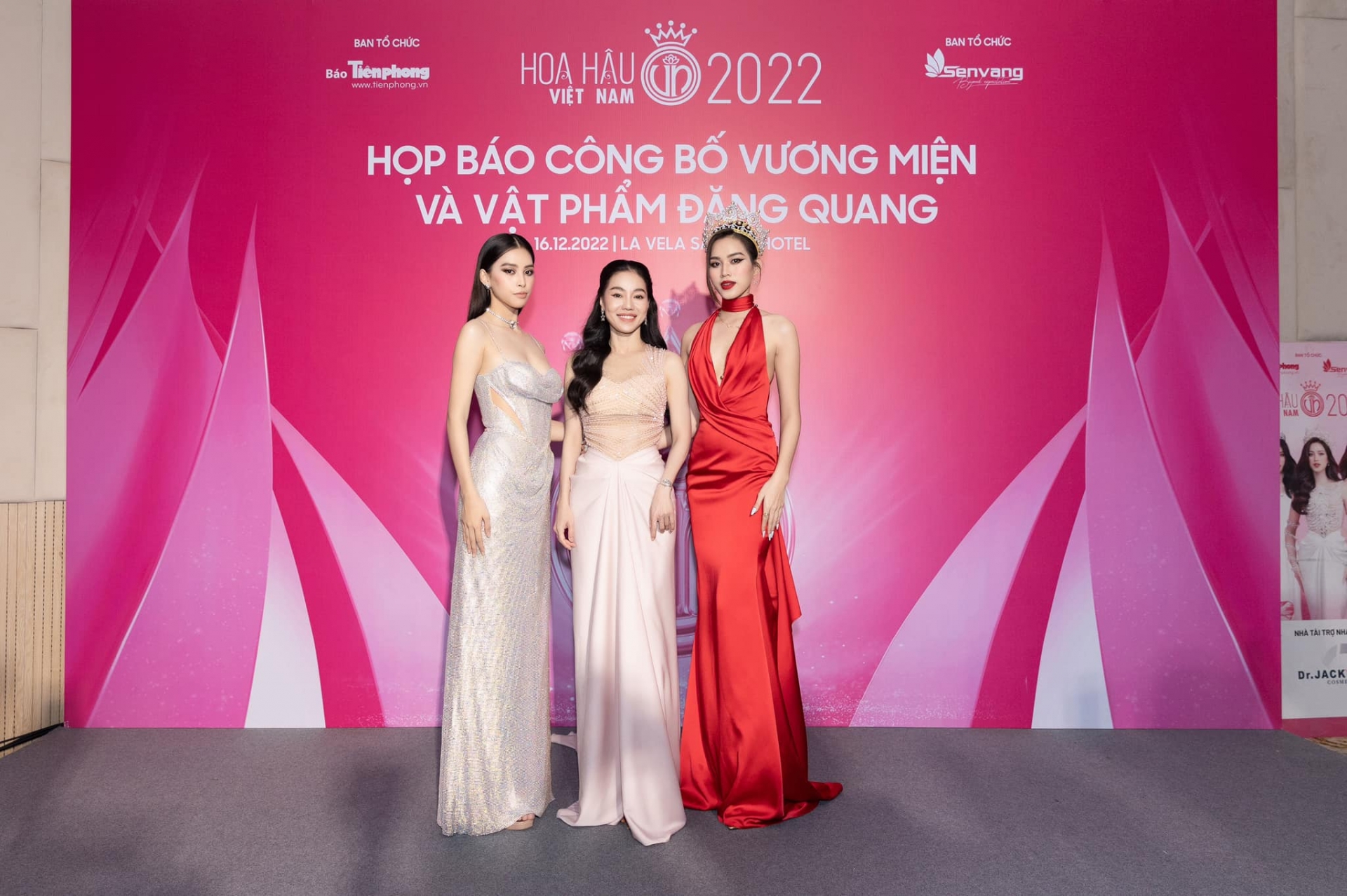 Đỗ Thị Hà khoe sắc tại sự kiện công bố vật phẩm đăng quang Hoa hậu Việt Nam 2022. Cô suýt trễ sự kiện vì 9h sáng thi ở Hà Nội, 16h30 chiều cùng ngày chương trình tổ chức tại TP.HCM