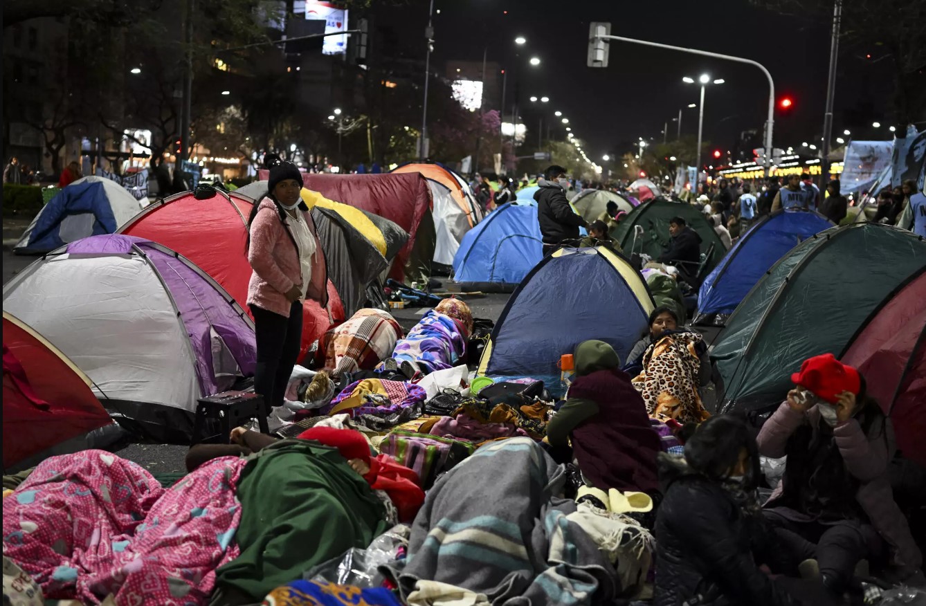 Thành công của Argentina tại World Cup tạm thời làm lu mờ cuộc khủng hoảng kinh tế đã kéo dài hàng thập kỷ ở quốc gia Nam Mỹ này. Ảnh: France24