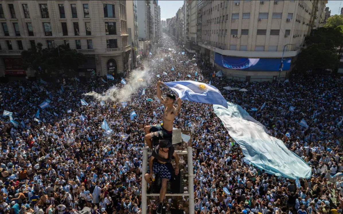 Người dân Argentina đổ xô ra đường ăn mừng chiến thắng của đội nhà sau 36 năm chờ đợi. Ảnh: Telegraph