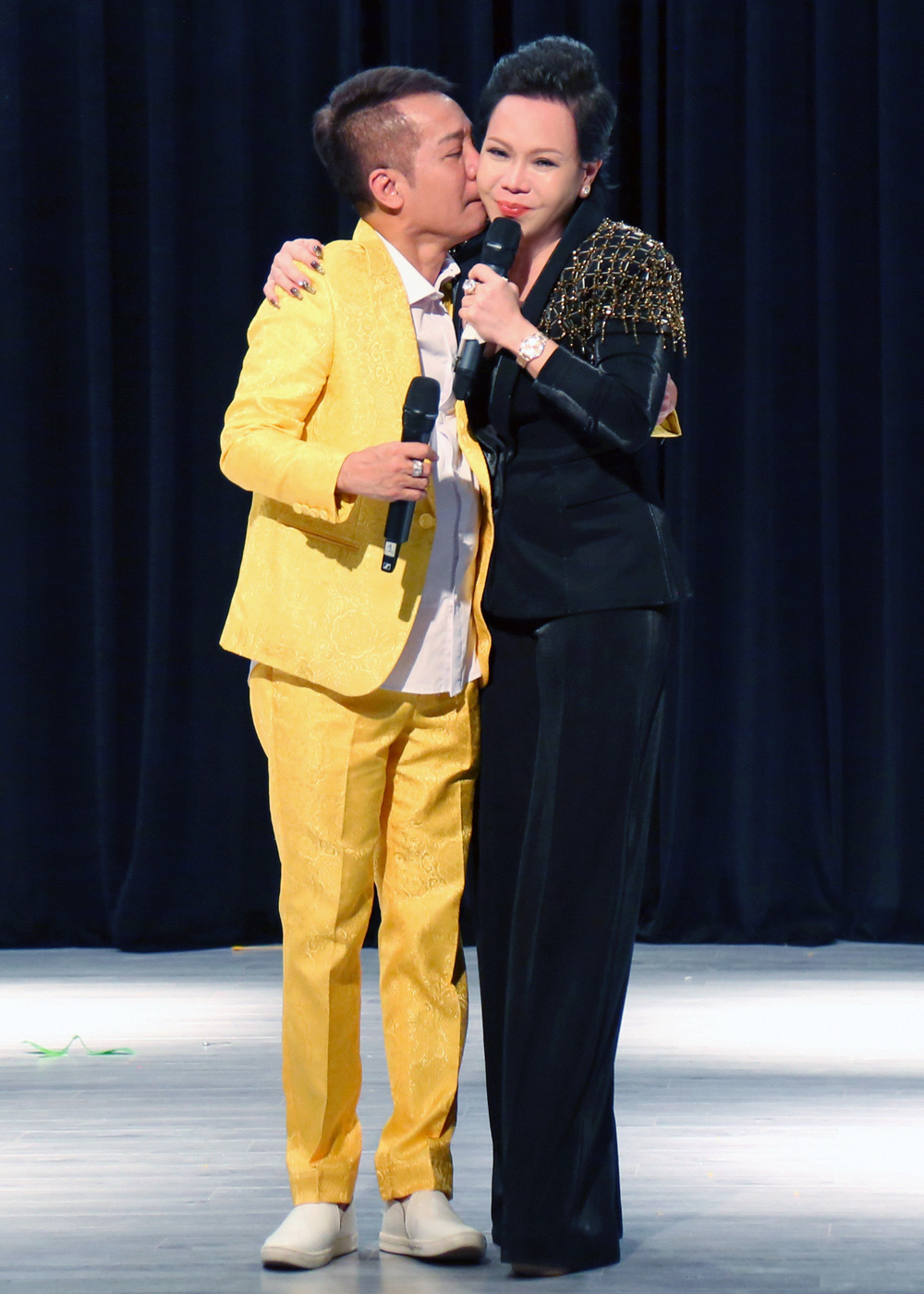 Minh Nhí ôm hôn Việt Hương, trước tình cảm đặc biệt này, nữ diễn viên đã trực trào nước mắt