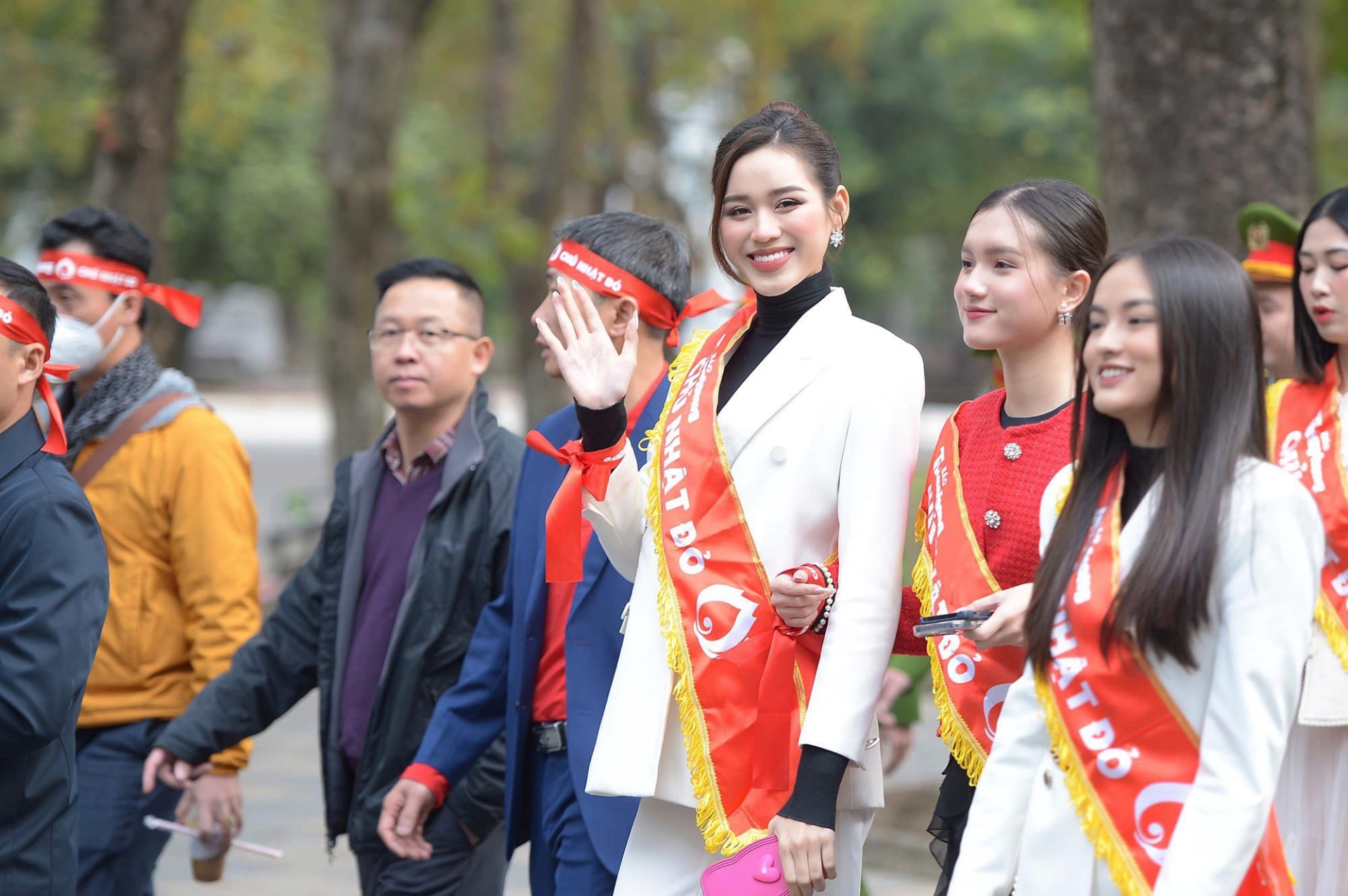 Đỗ Thị Hà đọ sắc cùng 'bà trùm hoa hậu' Phạm Kim Dung, dòng trạng thái mới gây chú ý - Ảnh 3