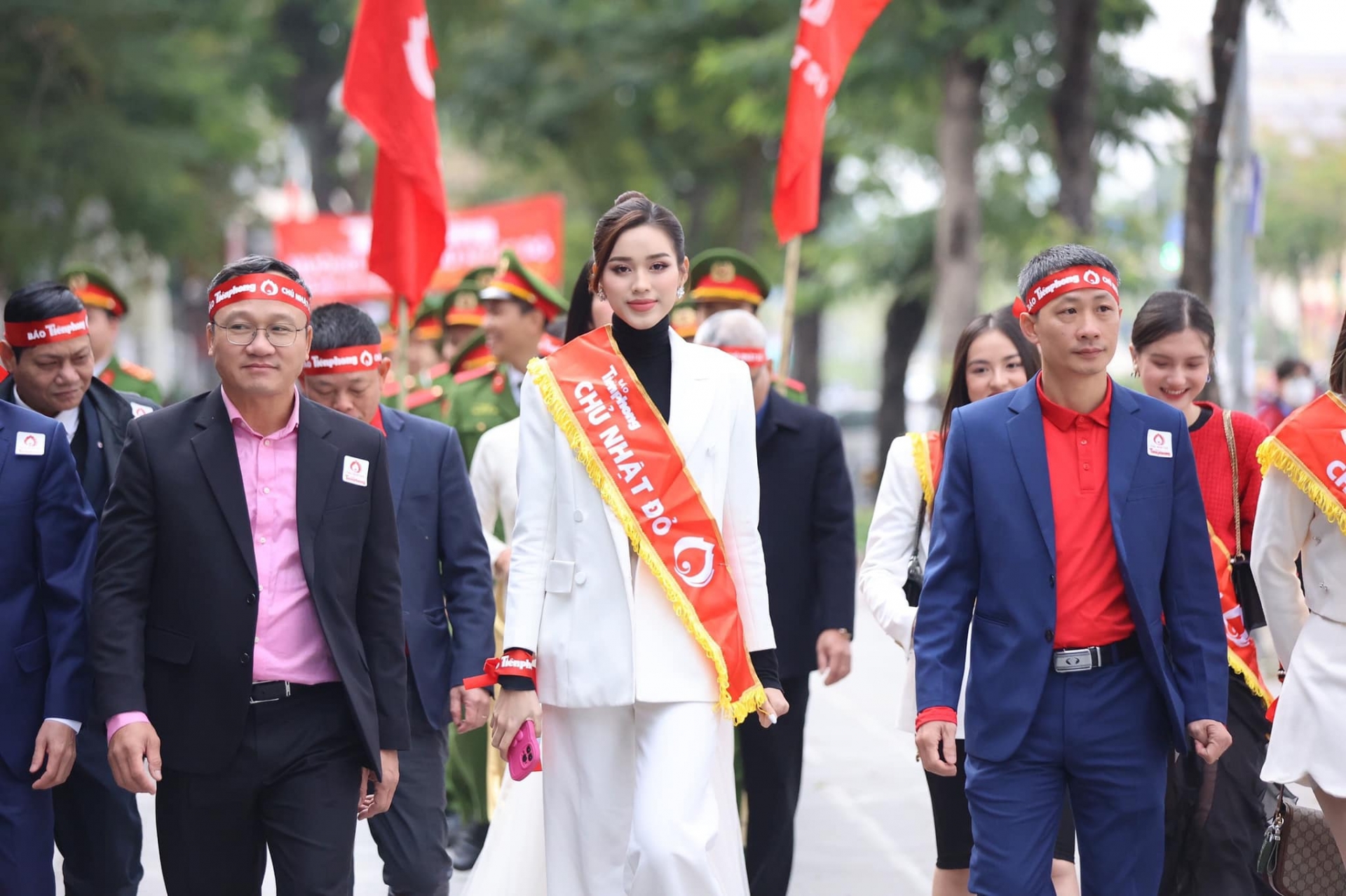 Đỗ Thị Hà đọ sắc cùng 'bà trùm hoa hậu' Phạm Kim Dung, dòng trạng thái mới gây chú ý - Ảnh 2