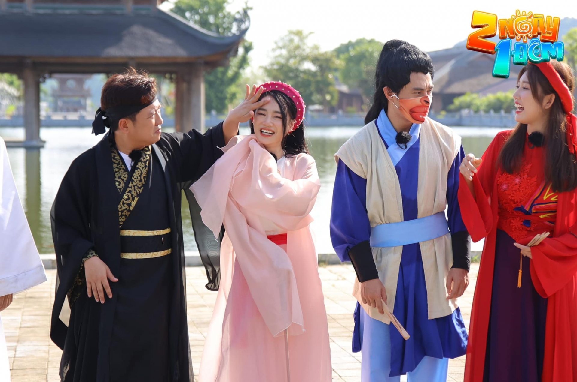 Trường Giang - Nhã Phương là cặp vợ chồng nổi đình nổi đám của showbiz Việt