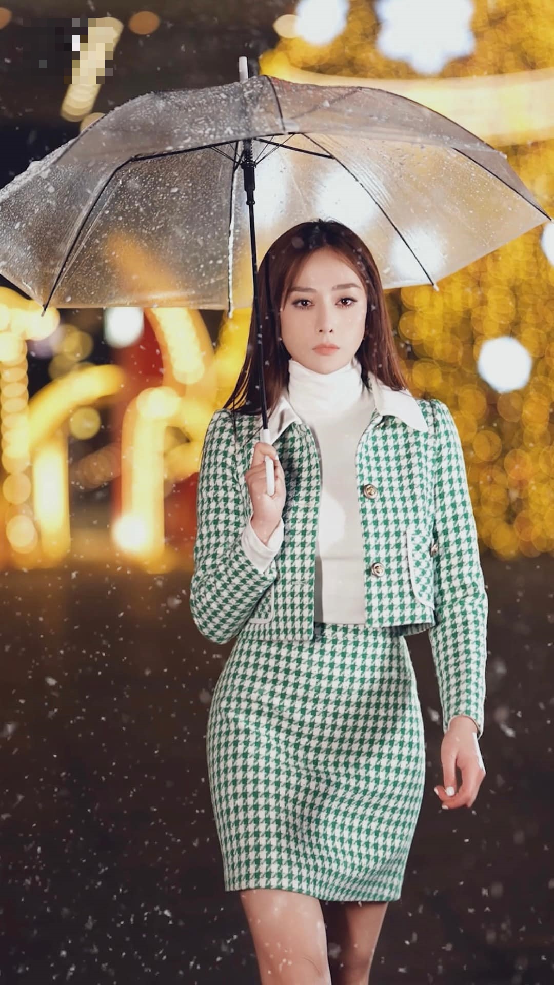 Phương Oanh chia sẻ bộ ảnh mới, khiến dân tình 'đứng ngồi không yên' bởi thần thái sắc lạnh. Ảnh: FBNV