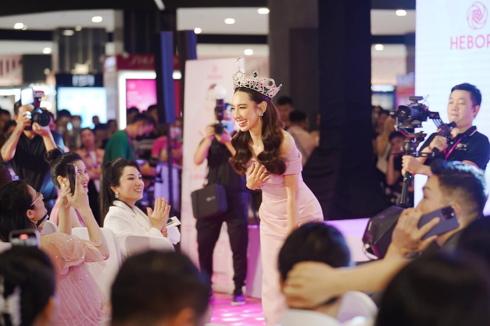 Hễ xuất hiện tại đâu, Thùy Tiên đều dễ dàng tạo nên cơn sốt