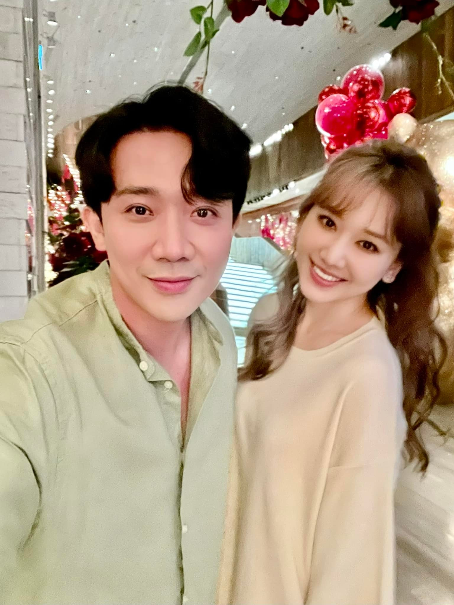 Trấn Thành và Hari Won tiếp tục chứng minh tình cảm dành cho nhau rất đỗi mặn nồng và ngọt ngào. Ảnh: FBNV