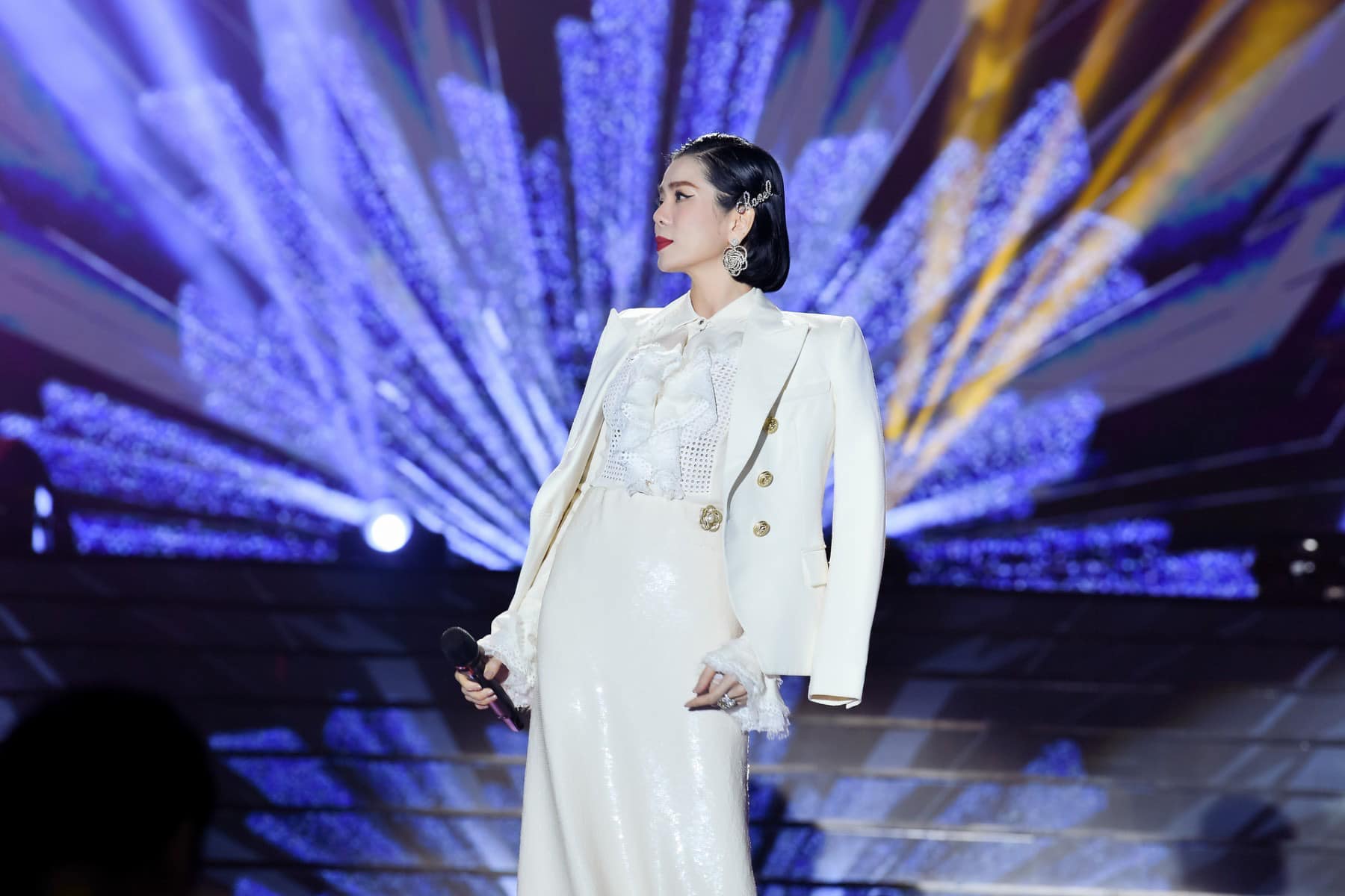 Lệ Quyên nổi bật trên sân khấu