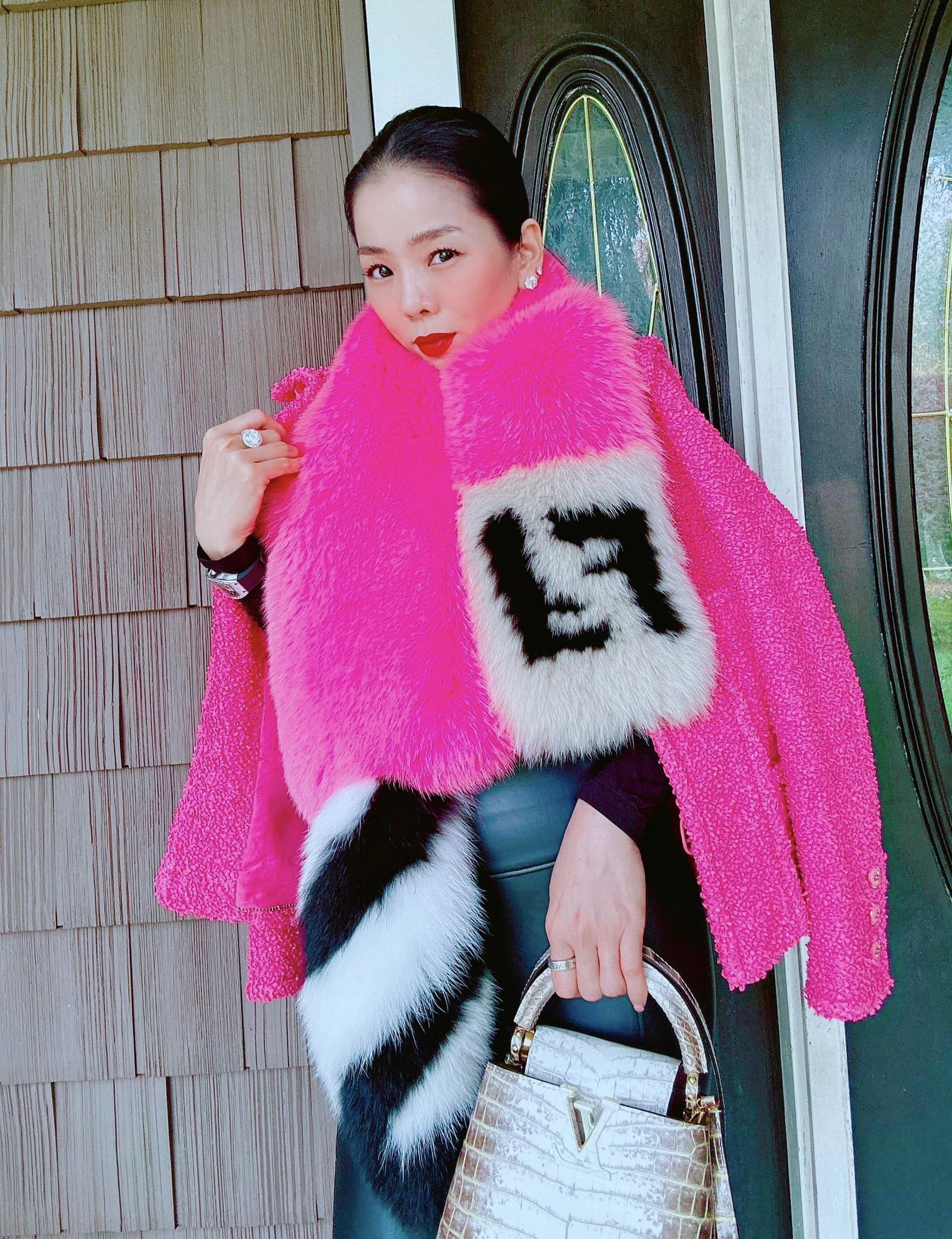 Rời xa những thiết kế hở bạo, Lệ Quyên nhận về vô số khen ngợi từ cộng đồng mạng.