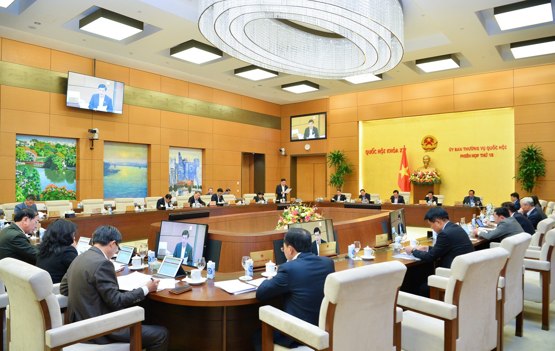 Quang cảnh phiên họp.