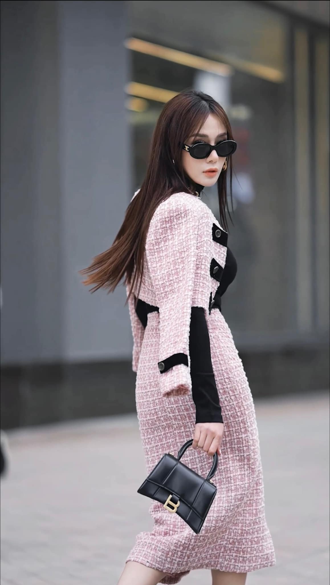 Video: Phương Oanh khoe thần thái đỉnh cao, diện trang phục phô trọn vóc dáng đẹp như tạc tượng - Ảnh 1 Video: Phương Oanh khoe thần thái đỉnh cao, diện trang phục phô trọn vóc dáng đẹp như tạc tượng - Ảnh 1