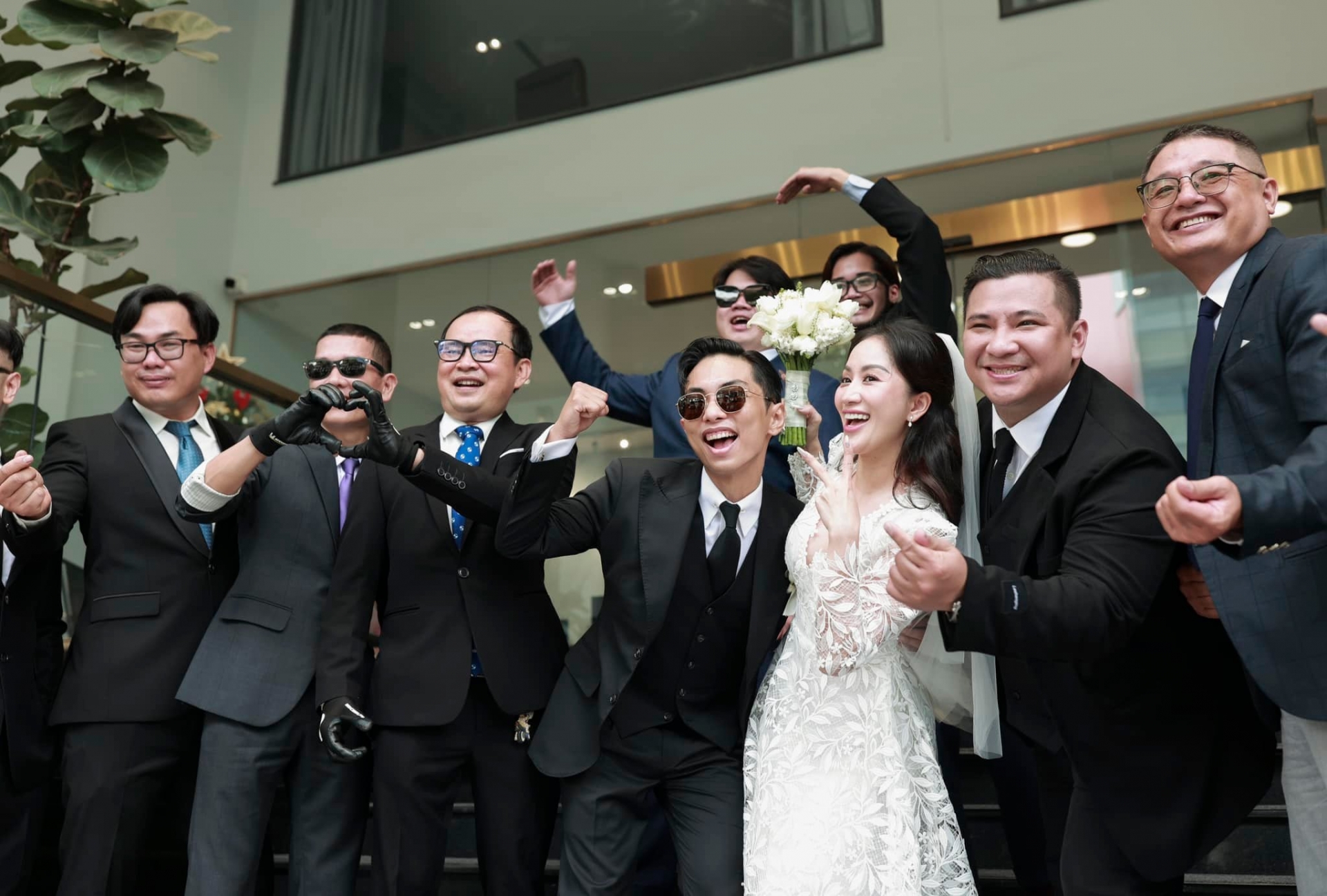 CHÙM ẢNH: Đám cưới siêu lầy lội của Khánh Thi - Phan Hiển, dàn khách mời đồng loạt nói lời 'gan ruột' - Ảnh 1