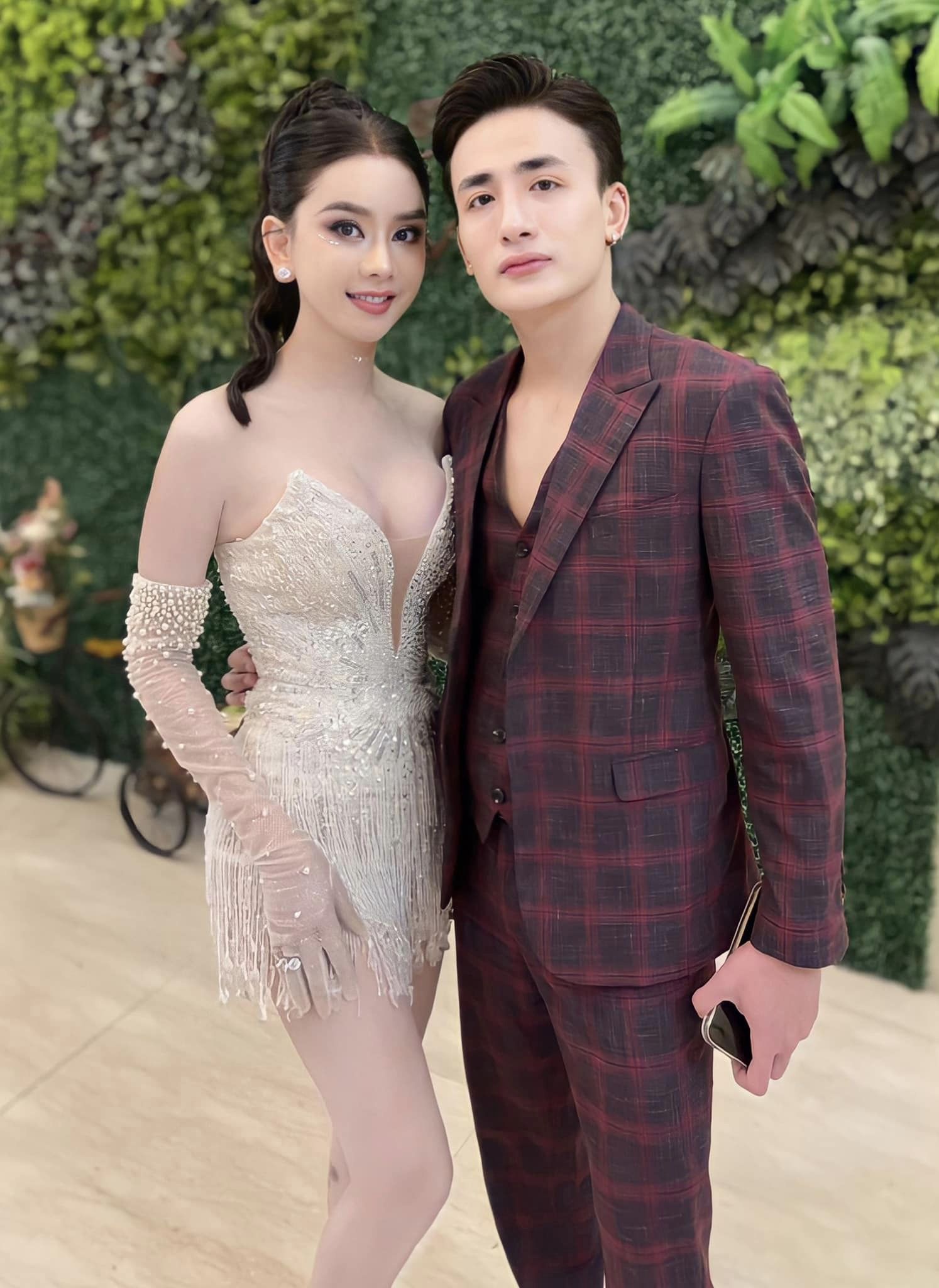 Sau khi đường ai nấy đi với Phi Hùng, Lâm Khánh Chi vướng tin đồn hẹn hò Song Duy