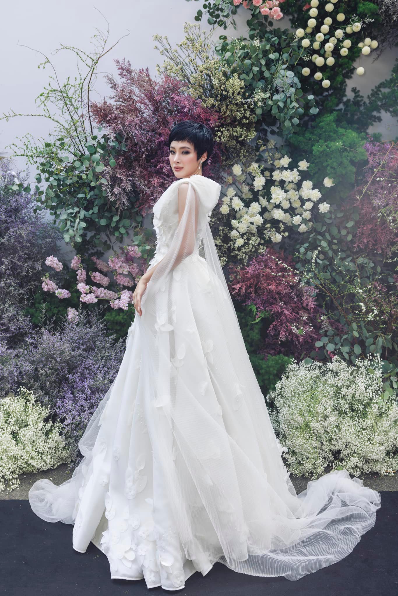 Angela Phương Trinh đu cần cẩu tại thảm đỏ, lần đầu hiện diện bên cạnh 'con gái' - Ảnh 3