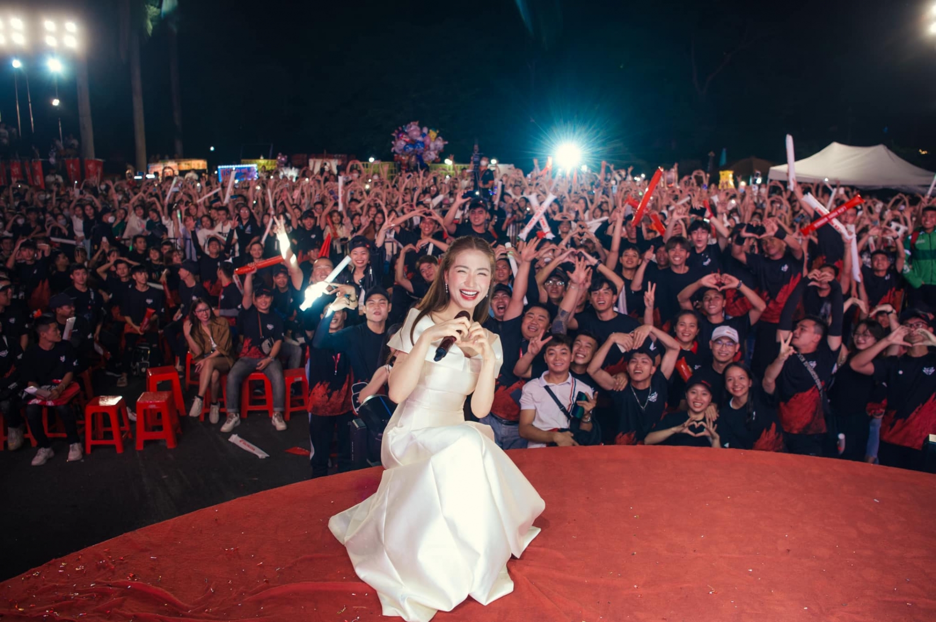 Dẫu vậy nữ ca sĩ vẫn giữ thái độ lạc quan, phong thái làm việc chuyên nghiệp