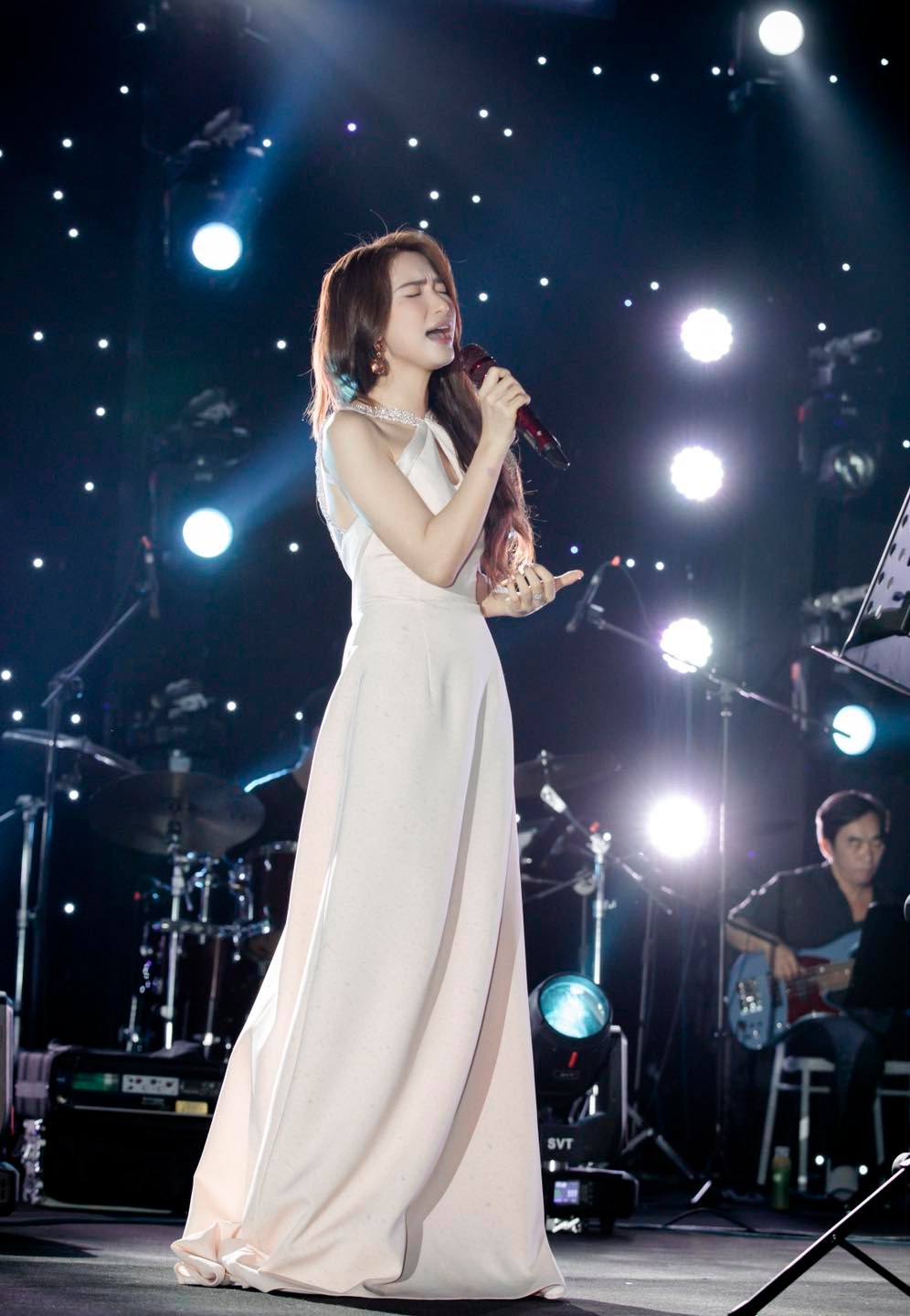 Hòa Minzy thông báo phải hủy 2 show tại Hà Nội và TP.HCM do sức khỏe không đảm bảo