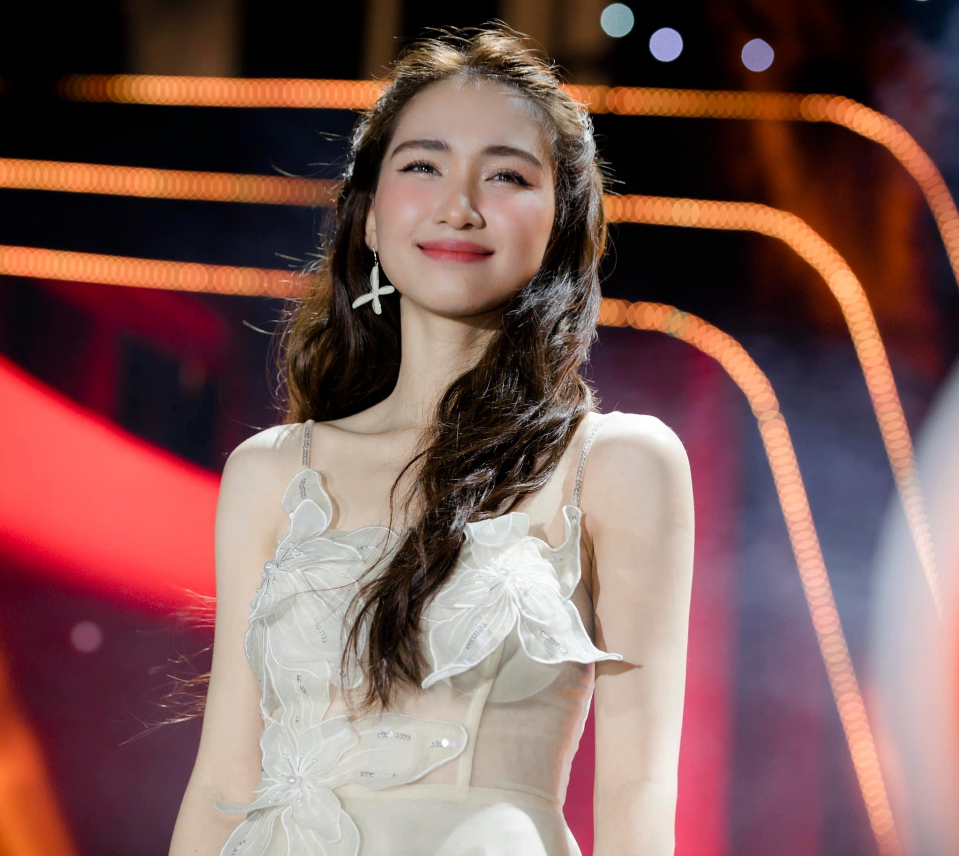 Trở thành bà mẹ đơn thân, Hòa Minzy tất bật với công việc