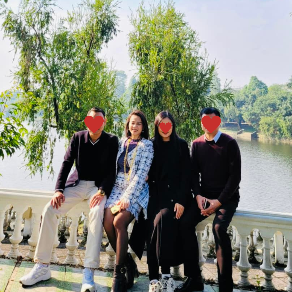 Vợ Shark Bình lộ diện giữa thời điểm chồng và Phương Oanh vướng nghi vấn trục trặc, được khen vì lý do này - Ảnh 1