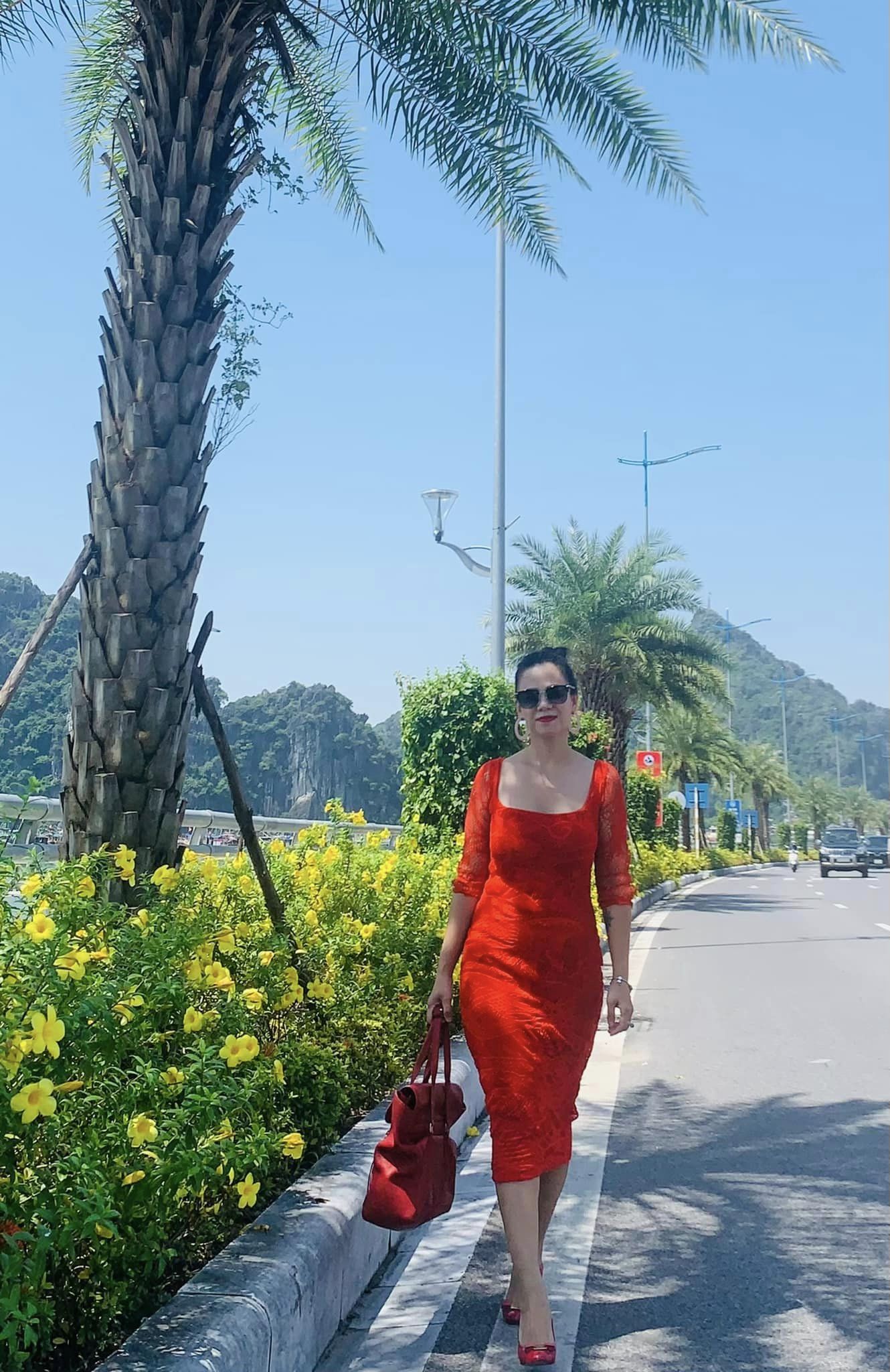 Nữ doanh nhân chẳng ngại diện những gam màu nổi bật. Ảnh: FBNV