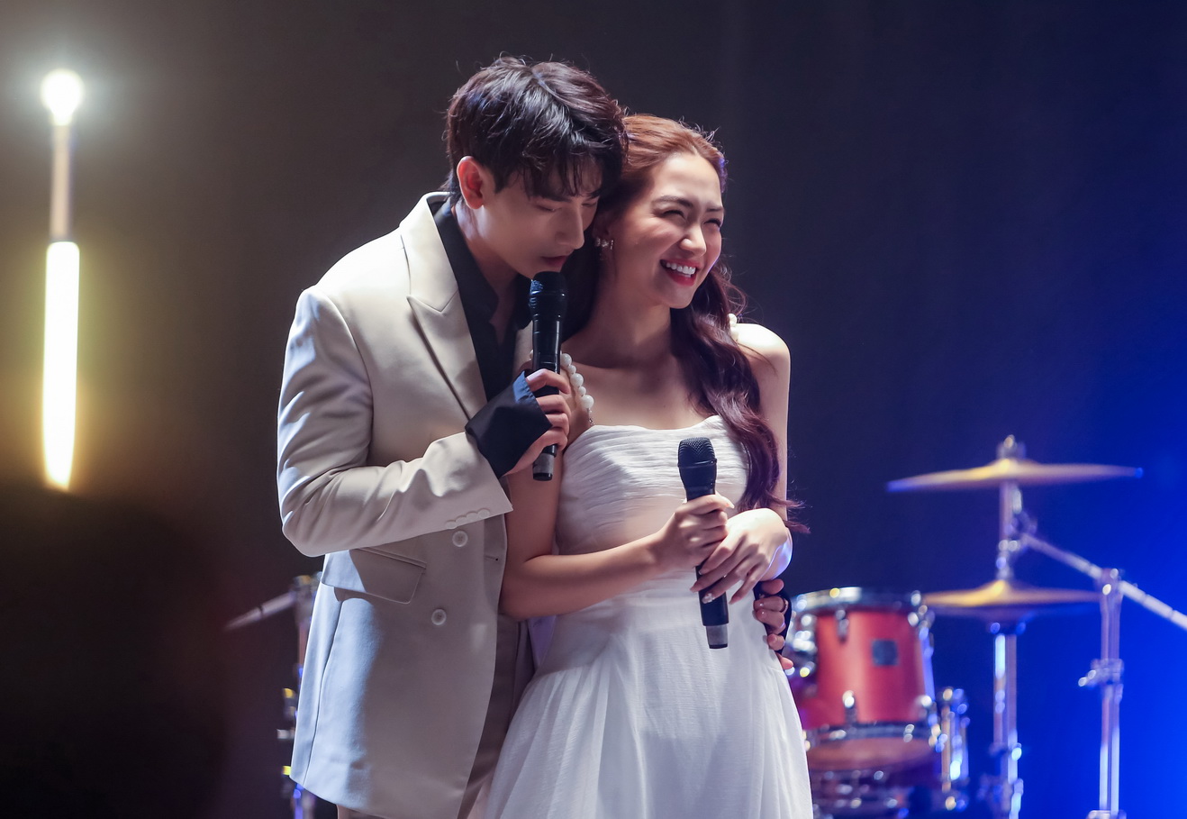 Hòa Minzy không ít lần được công chúng đẩy thuyền với Isaac vì hàng loạt tương tác quá ngọt ngào