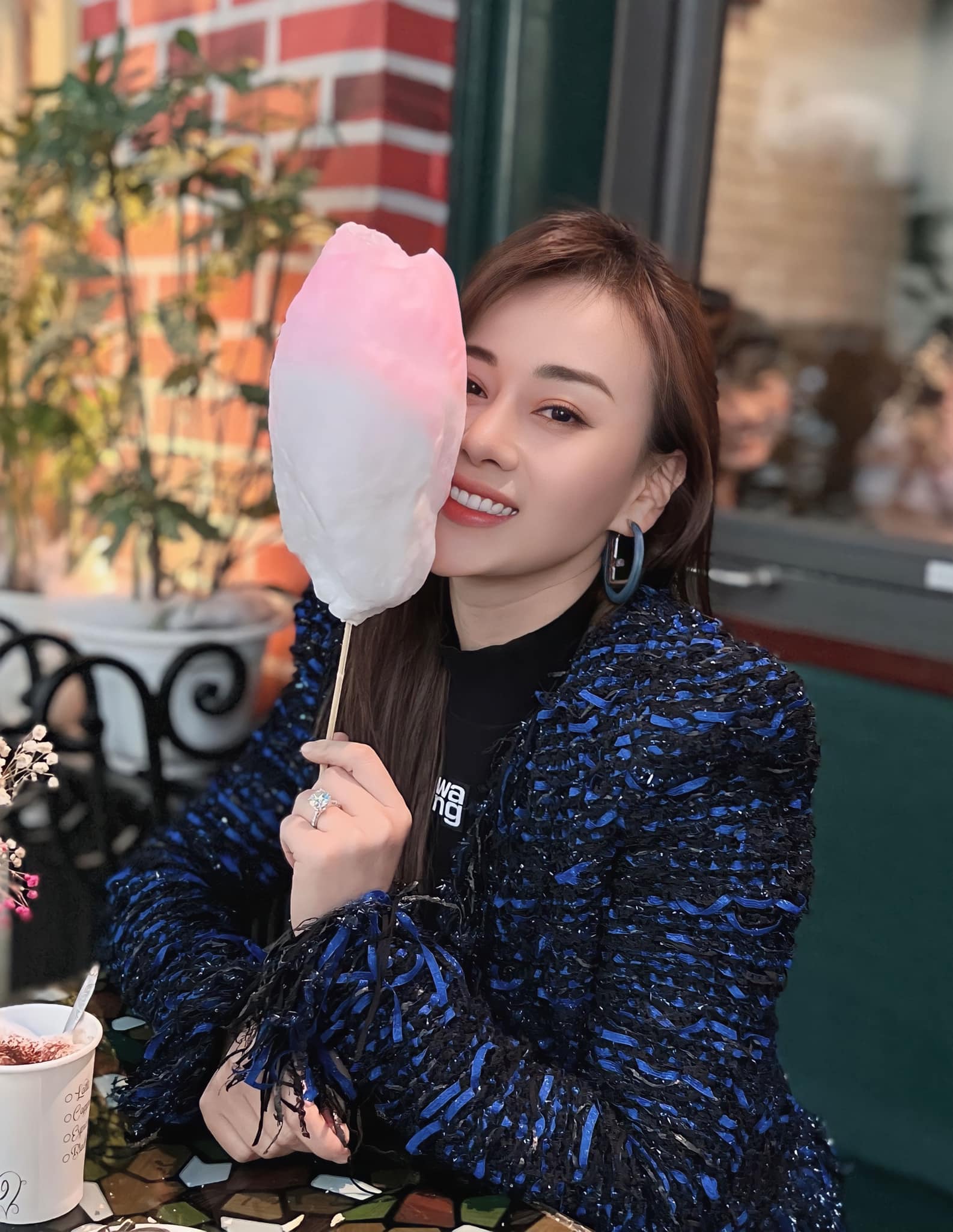 Phương Oanh xuất hiện nhỏ giọt trên mạng xã hội sau khi công khai hẹn hò Shark Bình. Ảnh: Facebook Phương Oanh