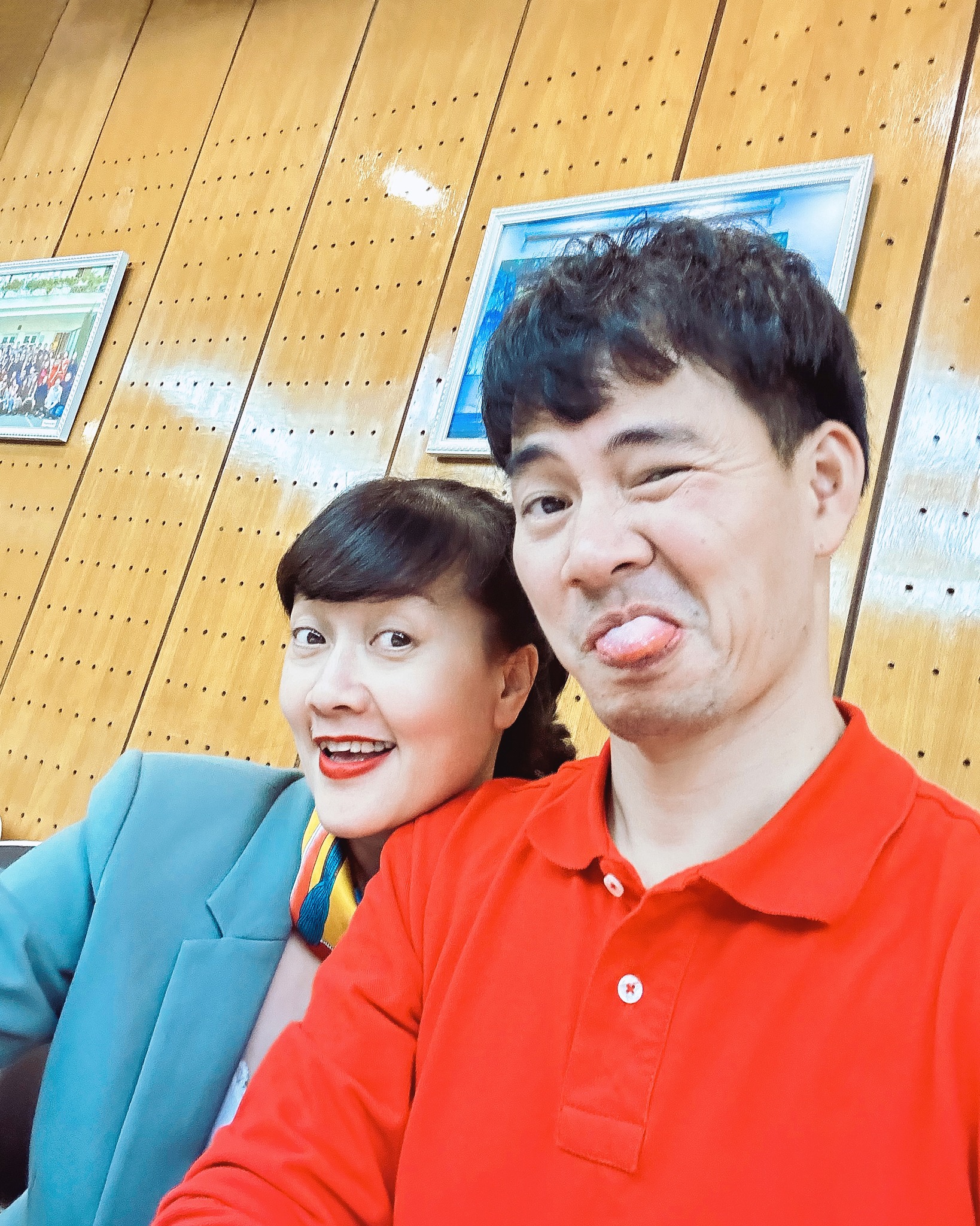 Xuân Bắc cực kỳ hài hước khi chung khung hình với Vân Dung. Năm nay anh vẫn đảm nhận vai Nam Tào. Từ trước đến nay, Xuân Bắc - Công Lý trở thành cặp bài trùng vô cùng ăn ý trong Táo Quân. Ảnh: Facebook Vân Dung