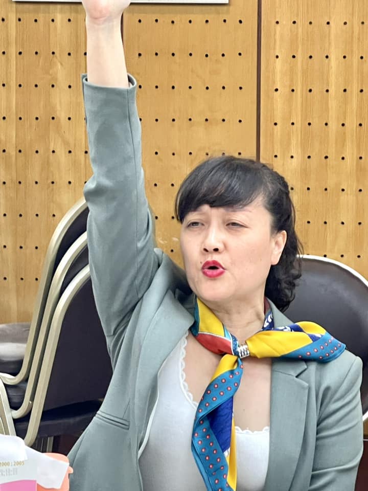 Vân Dung khiến người hâm mộ cười quên sầu bởi hàng loạt biểu cảm vô cùng hài hước. Dù sắp chạm ngưỡng 50, song nhan sắc của nữ nghệ sĩ vẫn được khen ngợi trẻ trung, xinh đẹp Vân Dung khiến người hâm mộ cười quên sầu bởi hàng loạt biểu cảm vô cùng hài hước. Dù sắp chạm ngưỡng 50, song nhan sắc của nữ nghệ sĩ vẫn được khen ngợi trẻ trung, xinh đẹp