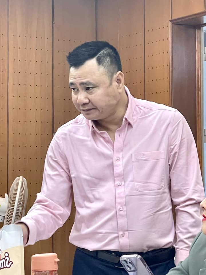 Tự Long vô cùng bảnh bao. Anh đồng hành cùng Táo Quân trong nhiều thập kỷ, chứng kiến nhiều thăng trầm. Ảnh: Facebook Chí Trung Tự Long vô cùng bảnh bao. Anh đồng hành cùng Táo Quân trong nhiều thập kỷ, chứng kiến nhiều thăng trầm. Ảnh: Facebook Chí Trung