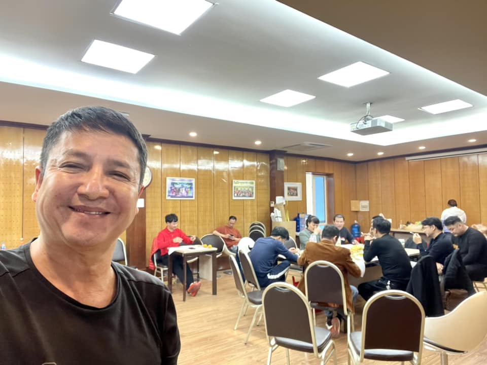 Nghệ sĩ Chí Trung thường xuyên cập nhật những câu chuyện lẫn hình ảnh hậu trường tập luyện vô cùng thú vị của Táo Quân 2023. Ảnh: Facebook Chí Trung