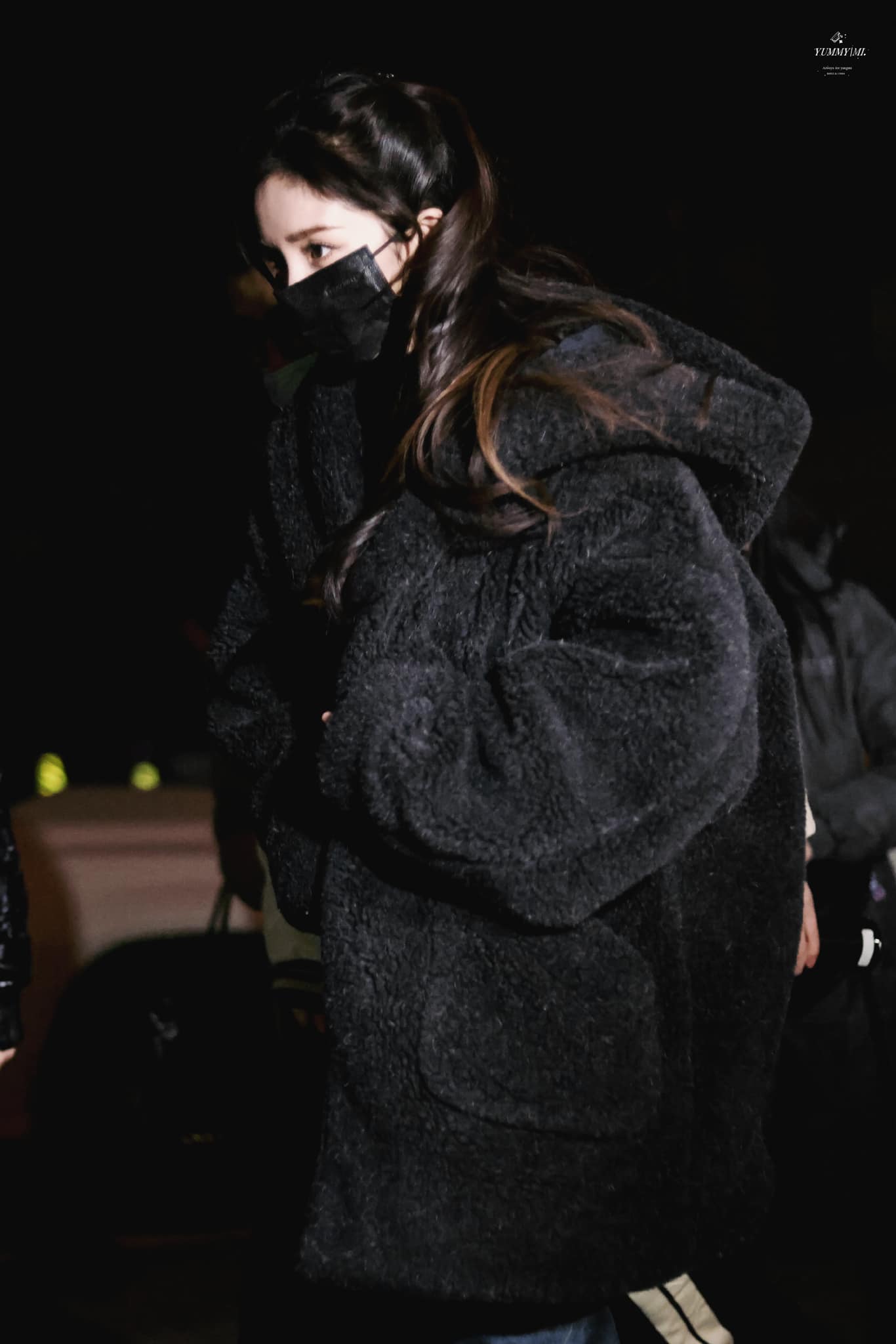 Hình ảnh của Dương Mịch kín cổng cao tường đi tổng duyệt cho Đêm hội Bách Hoa Nghênh Xuân vào ngày hôm qua được chia sẻ rầm rộ trên mạng xã hội. Đêm hội Bách Hoa Nghênh Xuân là sự kiện nghệ thuật hằng năm trong giới Văn học Nghệ thuật Trung Quốc, do Liên đoàn Văn học Nghệ thuật Trung Quốc tổ chức.