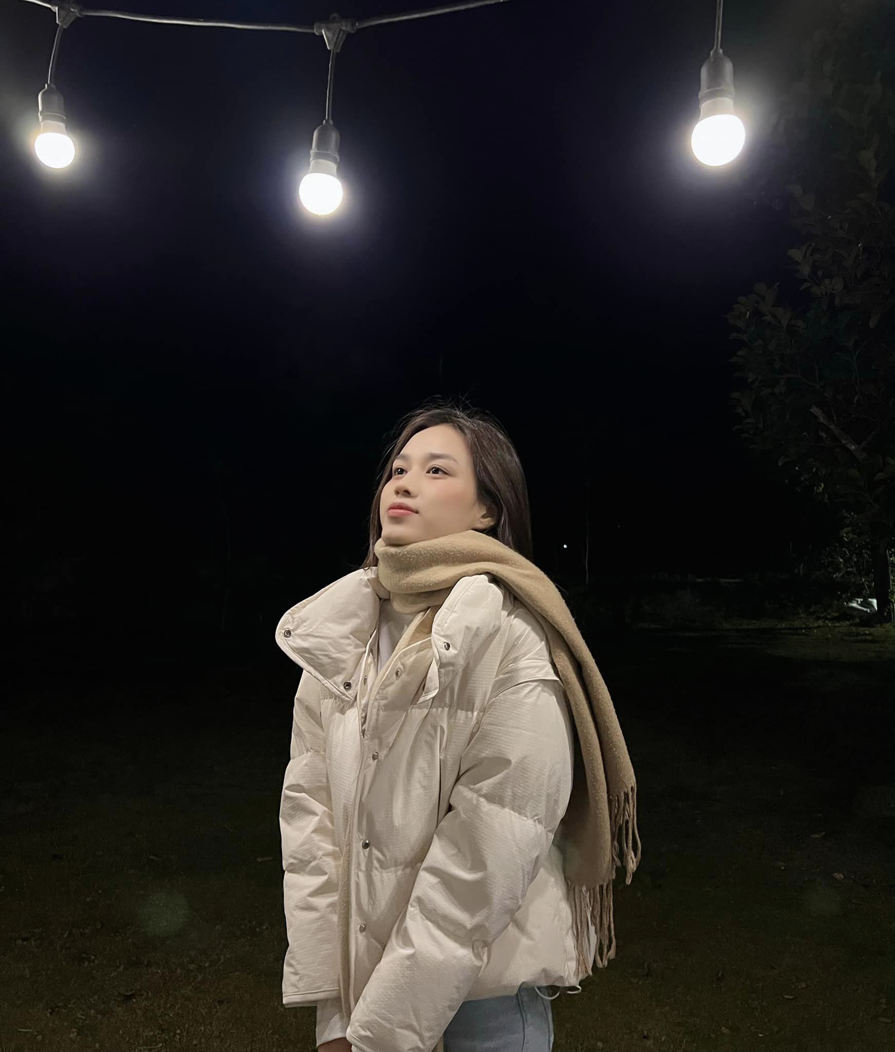 Video: Đỗ Thị Hà 'cực chill' hậu kết thúc nhiệm kỳ, để lộ gương mặt mộc gây bất ngờ - Ảnh 1 Video: Đỗ Thị Hà 'cực chill' hậu kết thúc nhiệm kỳ, để lộ gương mặt mộc gây bất ngờ - Ảnh 1