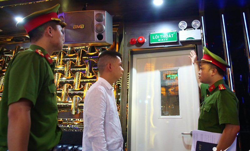 Công an Tp.Hà Nội đã ban hành 571 quyết định tạm đình chỉ, 568 quyết định đình chỉ hoạt động với các cơ sở kinh doanh karaoke, quán bar, vũ trường.
