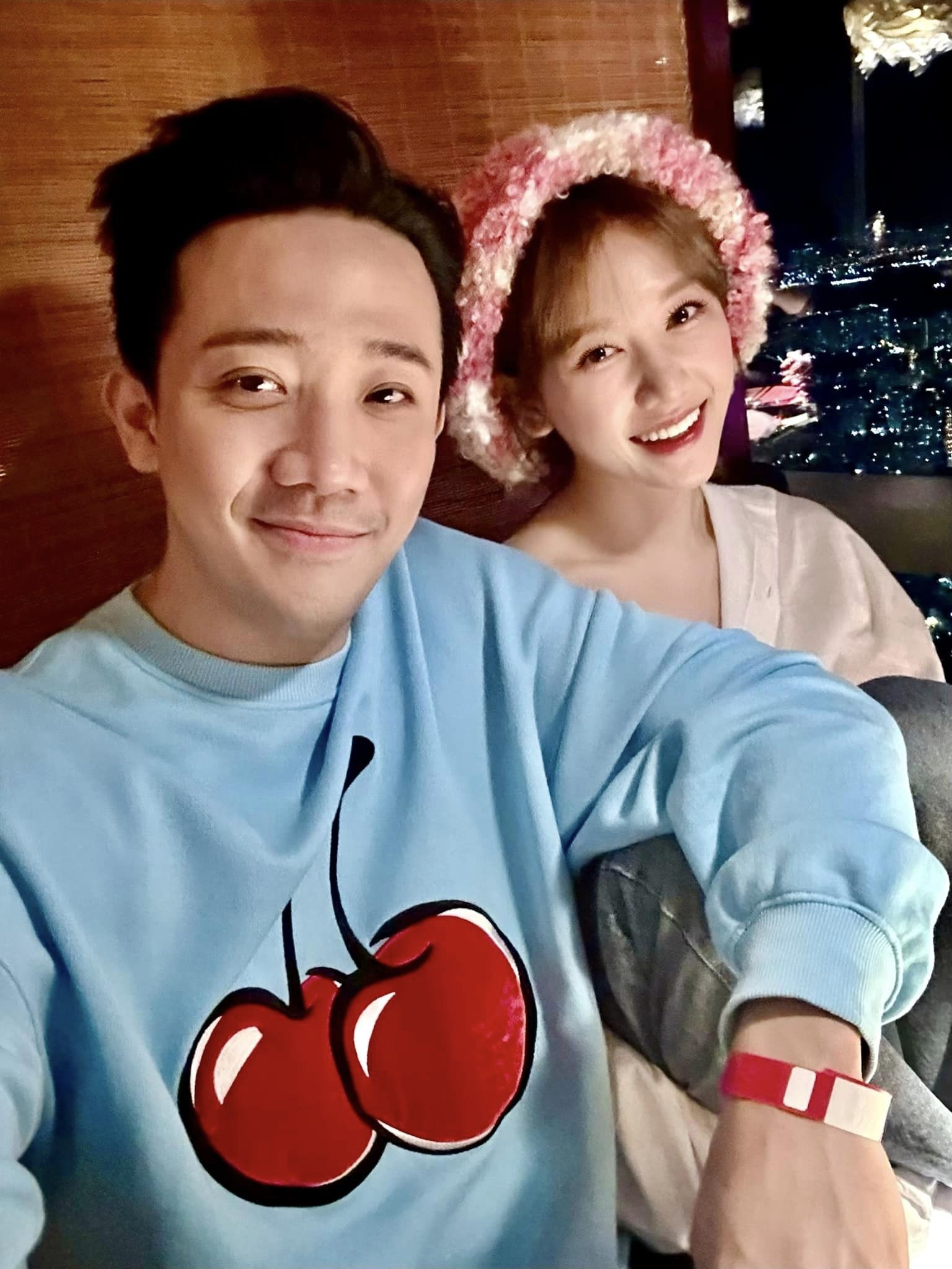 Bị đàn em lấn át tại sự kiện, Hari Won có cách ứng xử thế nào? - Ảnh 1