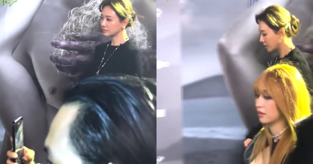 Hari Won ngượng ngùng khi bị một TikToker chen lấn tại thảm đỏ sự kiện diễn ra vào tối 22/12. Ảnh: Internet