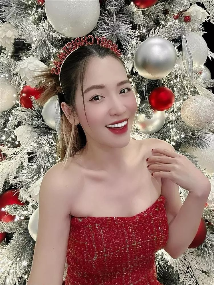 Puka đăng tải loạt ảnh mừng giáng sinh, gây ấn tượng bởi nhan sắc xinh đẹp, ngọt ngào. Ảnh: Facebook Puka Puka đăng tải loạt ảnh mừng giáng sinh, gây ấn tượng bởi nhan sắc xinh đẹp, ngọt ngào. Ảnh: Facebook Puka