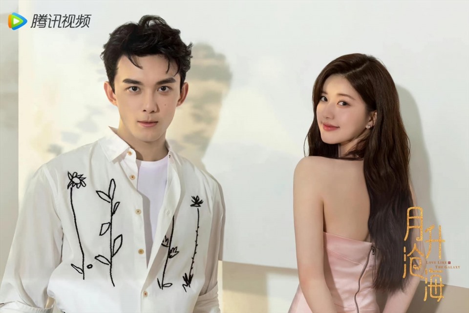 Tinh Hán Xán Lạn là phim truyền hình cổ trang nhận được sự yêu thích của đông đảo khán giả trong năm 2022. Đây được xem là dự án giúp Ngô Lỗi - Triệu Lộ Tư gặt hái thành công. Mới đây, fan phim nức nở tự hào khi Tinh Hán Xán Lạn chính thức được xuất ngoại, cụ thể là công chiếu tại 2 thị trường lớn - Mỹ và Hàn Quốc.