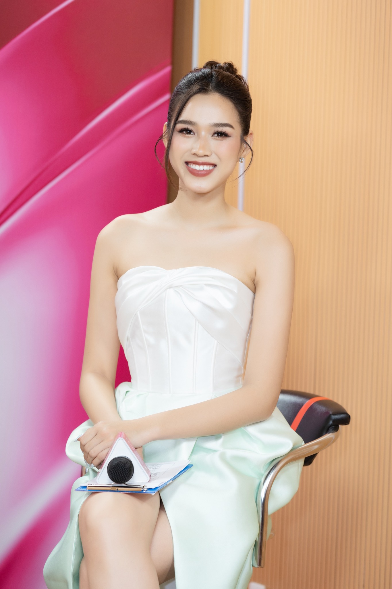 Video: Đỗ Thị Hà cùng 2 Á hậu quẩy tưng bừng, CDM khẳng định 'hướng nội thời vụ' - Ảnh 5