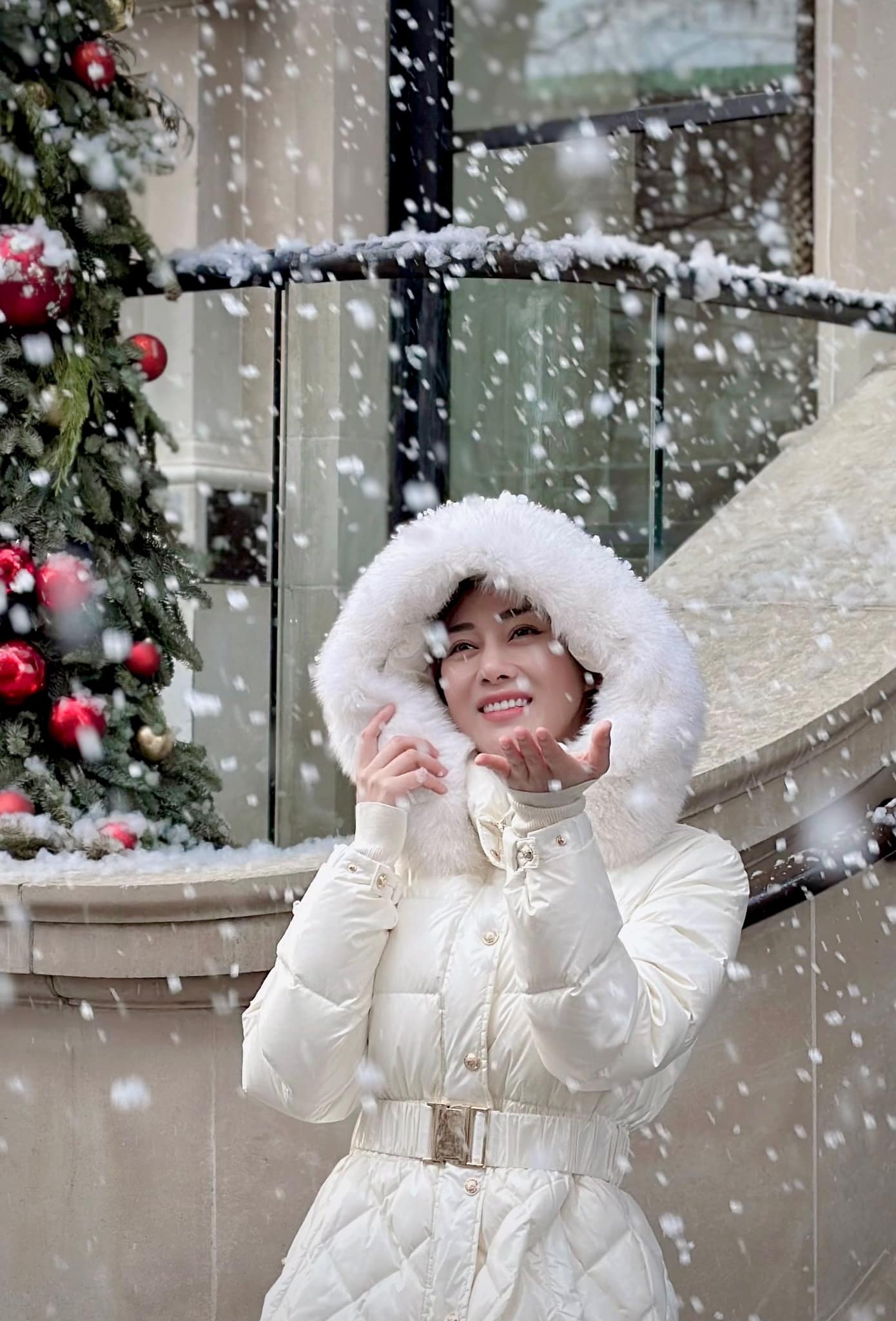Phương Oanh chia sẻ loạt ảnh ngắm tuyết. Ảnh: FBNV