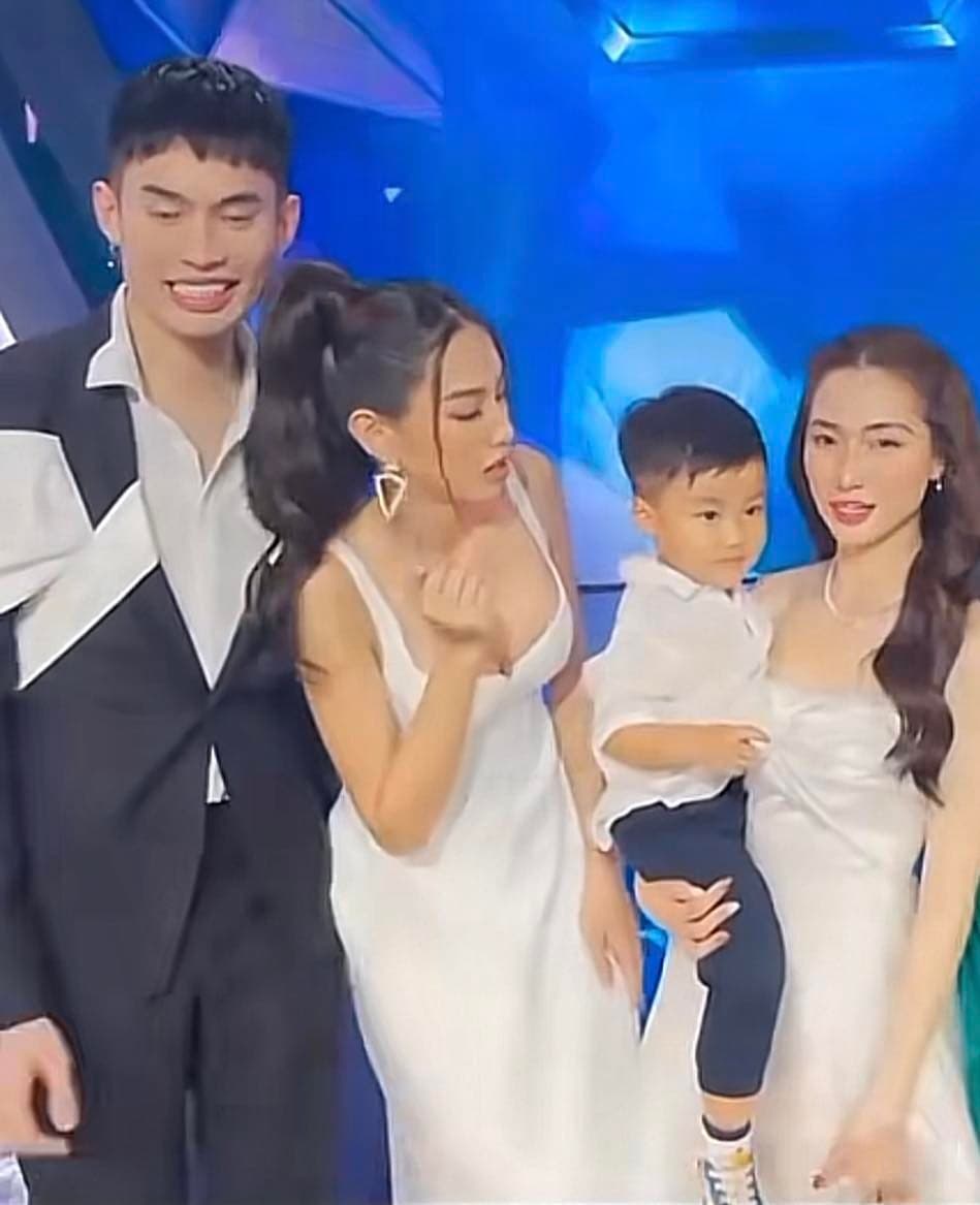 Loạt khoảnh khắc nàng hậu bên con trai Hòa Minzy khiến dân tình tan chảy. Ảnh: Internet