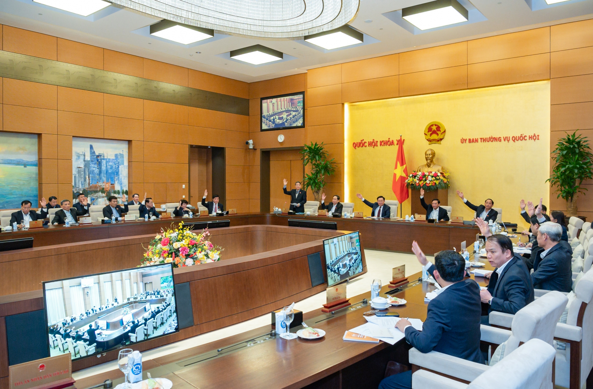  UBTVQH biểu quyết thông qua Nghị quyết.